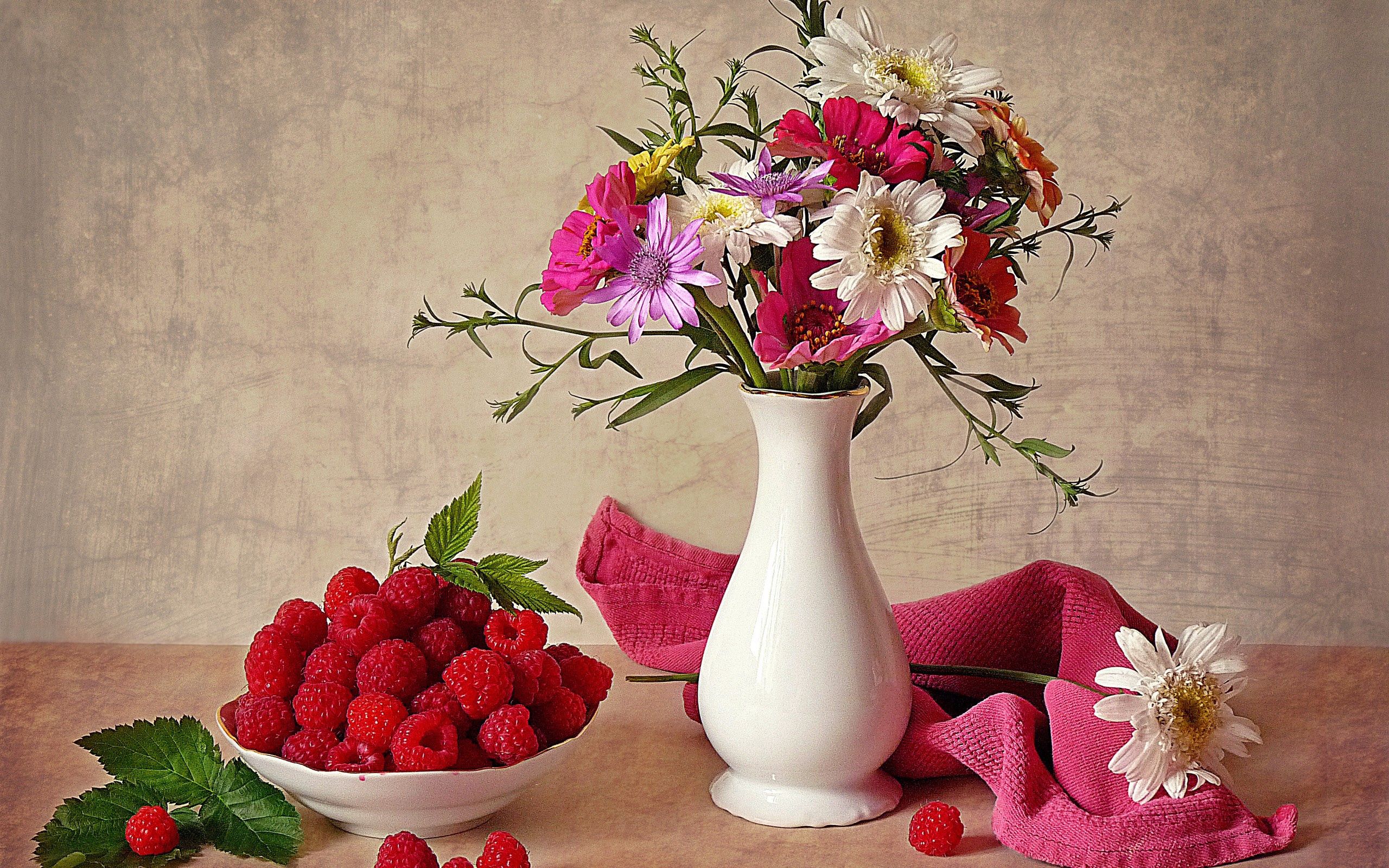 97372 скачать картинку малина, ваза, еда, цветы - обои и заставки бесплатно
