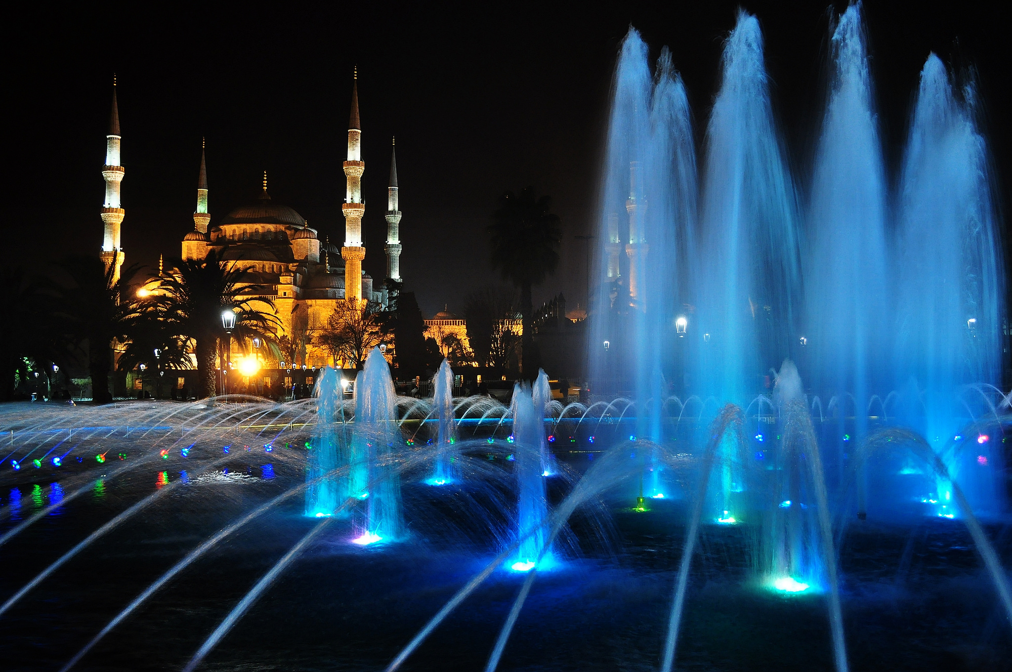 404110 скачать обои стамбул, мечеть, мечеть султана ахмеда, мечети, турция, религиозные, фонтан, свет, ночь - заставки и картинки бесплатно