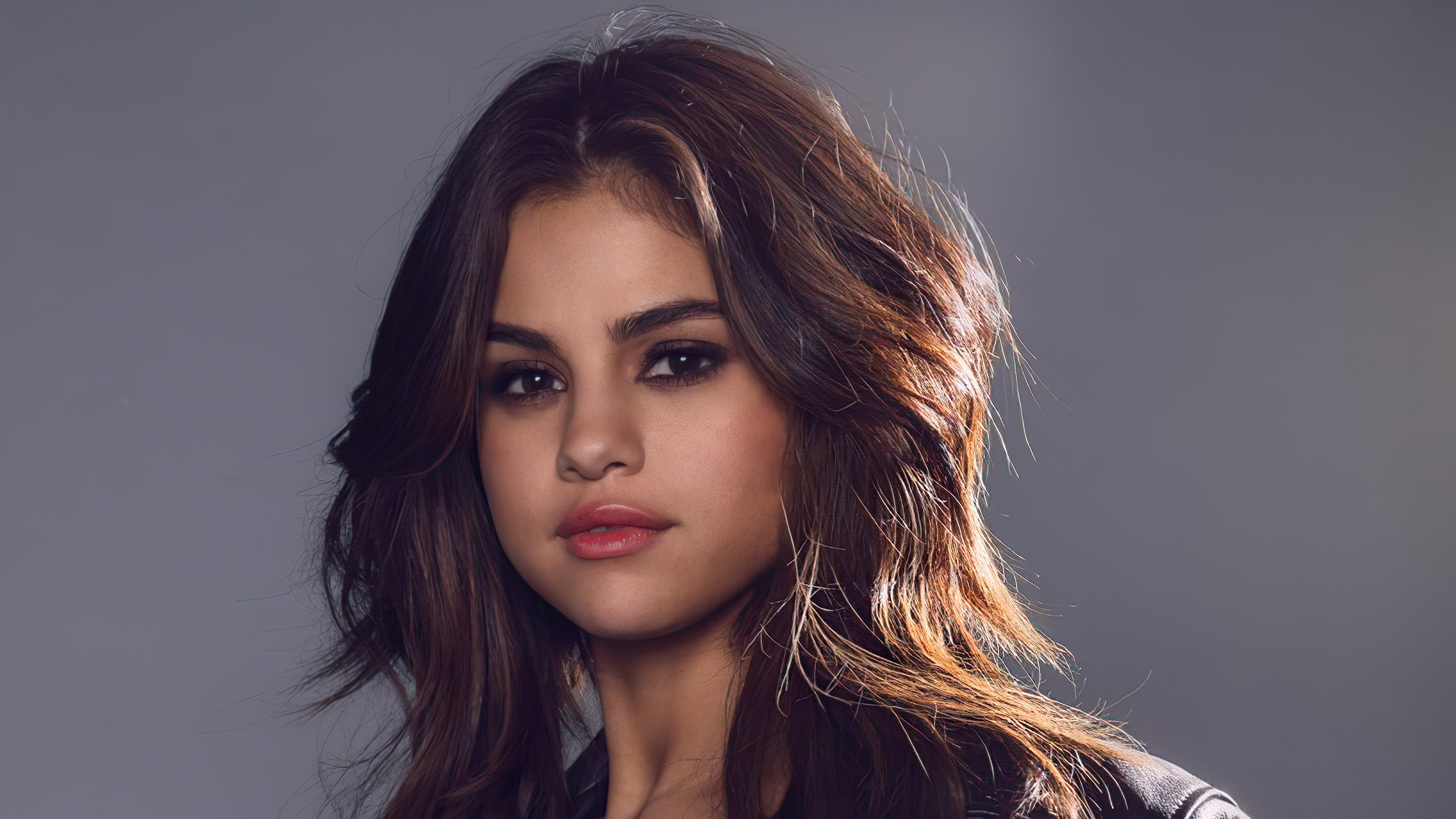 Handy-Wallpaper Musik, Selena Gomez, Sänger, Gesicht, Brünette, Amerikanisch, Braune Augen kostenlos herunterladen.