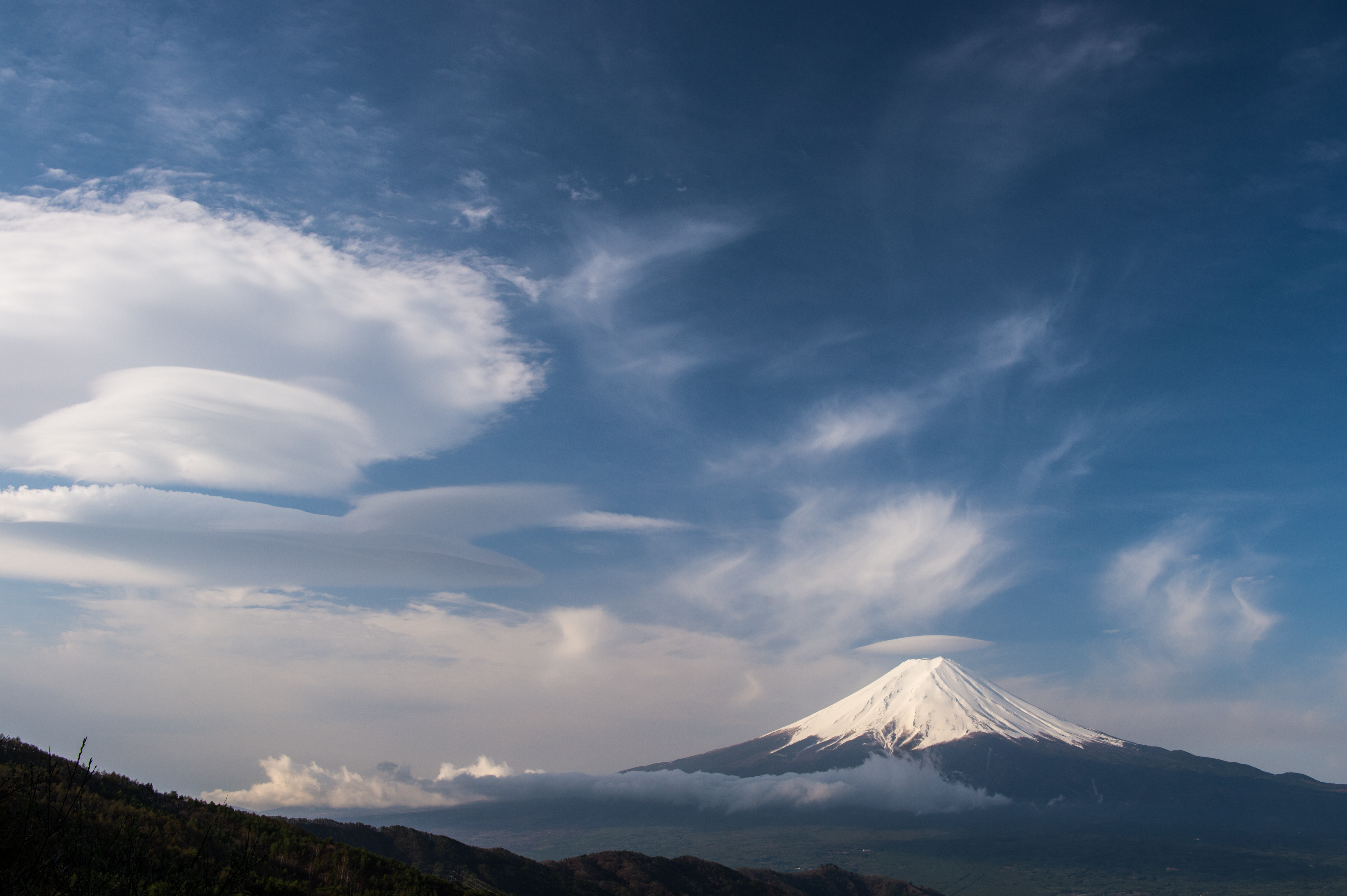 358161 Hintergrundbild herunterladen erde/natur, fujisan, wolke, japan, himmel, schichtvulkan, vulkan, präfektur yamanashi, vulkane - Bildschirmschoner und Bilder kostenlos