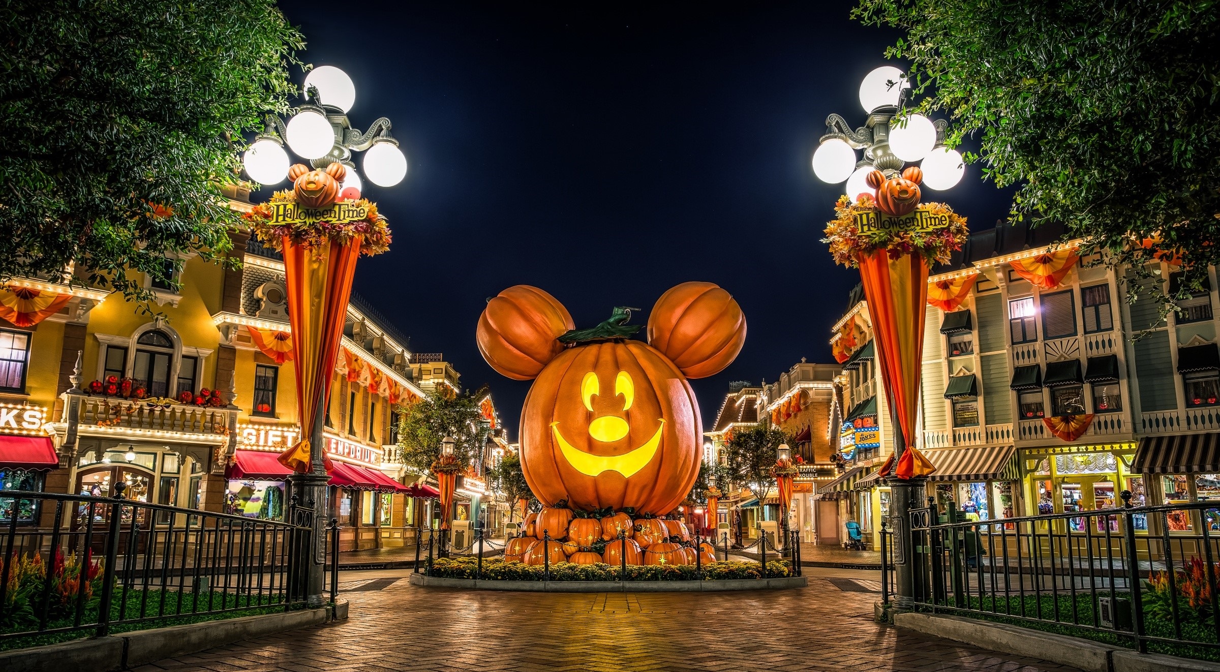 Handy-Wallpaper Halloween, Kürbis, Disneyland, Menschengemacht, Disney, Mickey Maus kostenlos herunterladen.