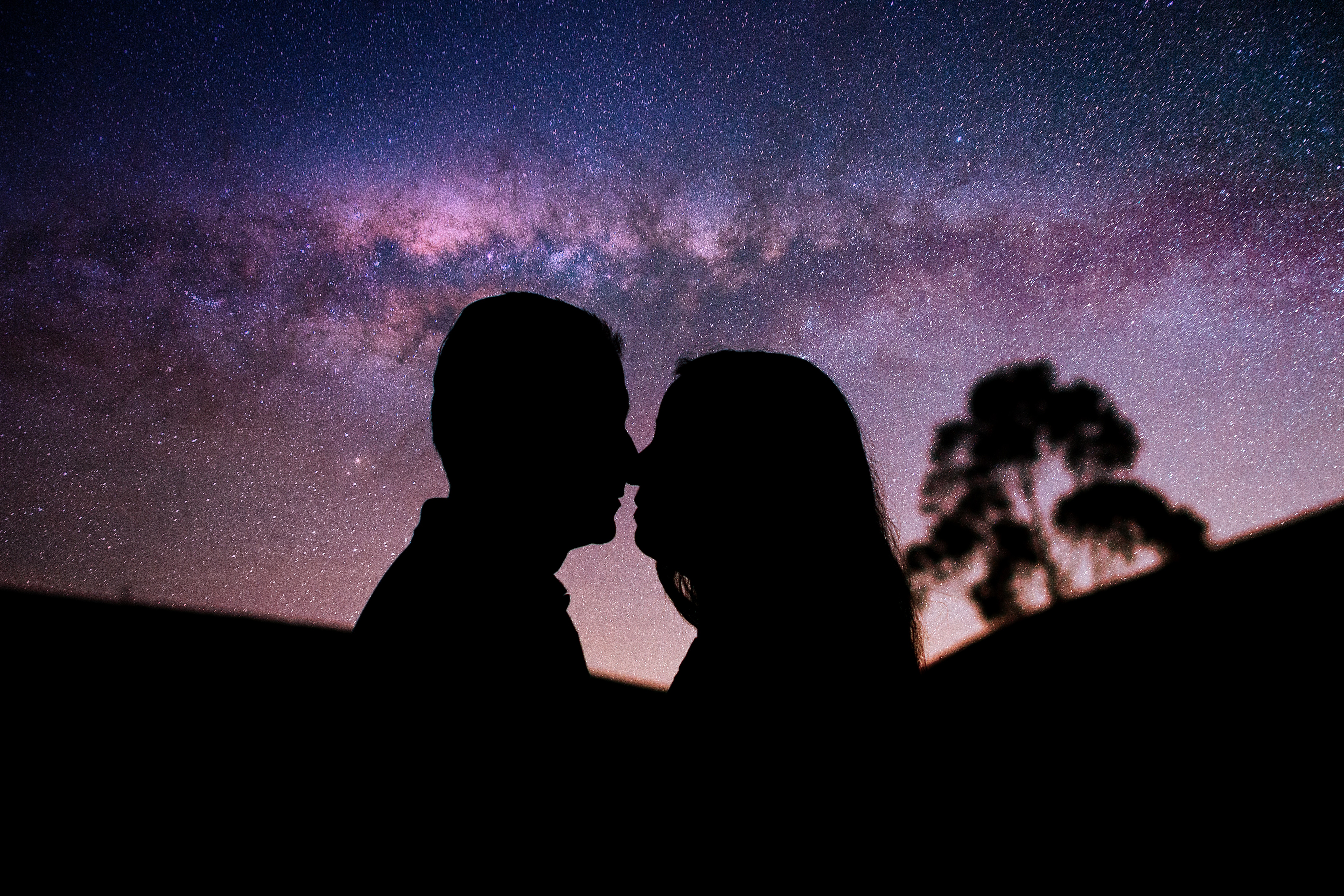 Download mobile wallpaper Starry Sky, Tenderness, Pair, Couple, Romance, Kiss, Love for free.