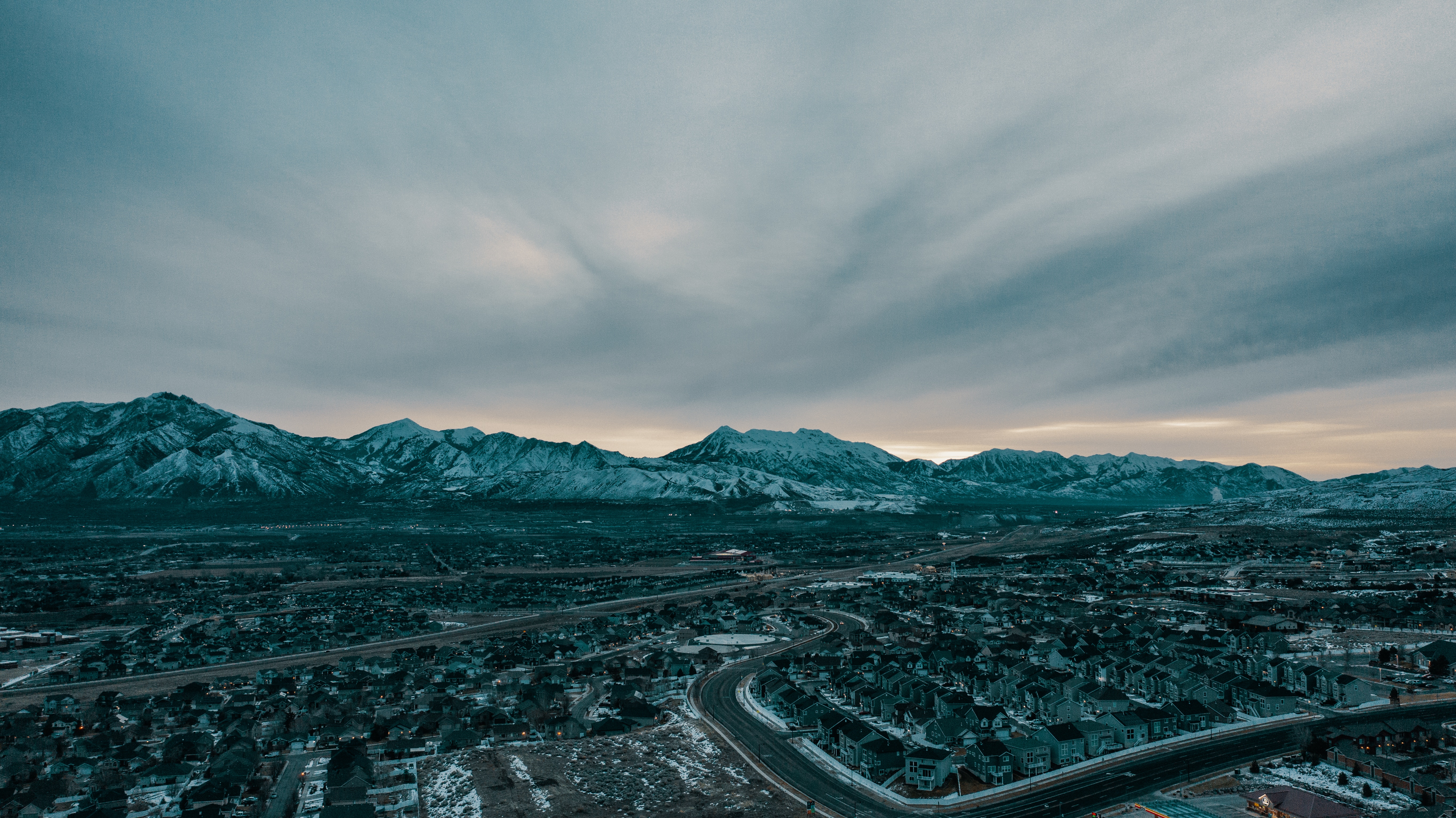 Descarga gratis la imagen Naturaleza, Cielo, Montañas, Vista Desde Arriba, Pueblo, Nevado, Cubierto De Nieve en el escritorio de tu PC