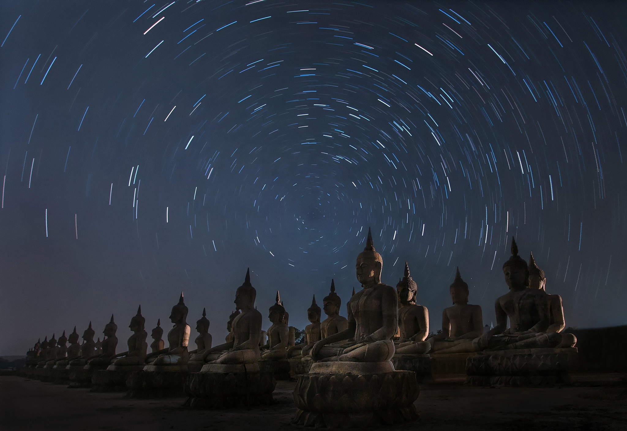 758931 Hintergrundbild herunterladen buddha, religiös, nacht, sternenklarer himmel, statue, thailand, zeitraffer - Bildschirmschoner und Bilder kostenlos