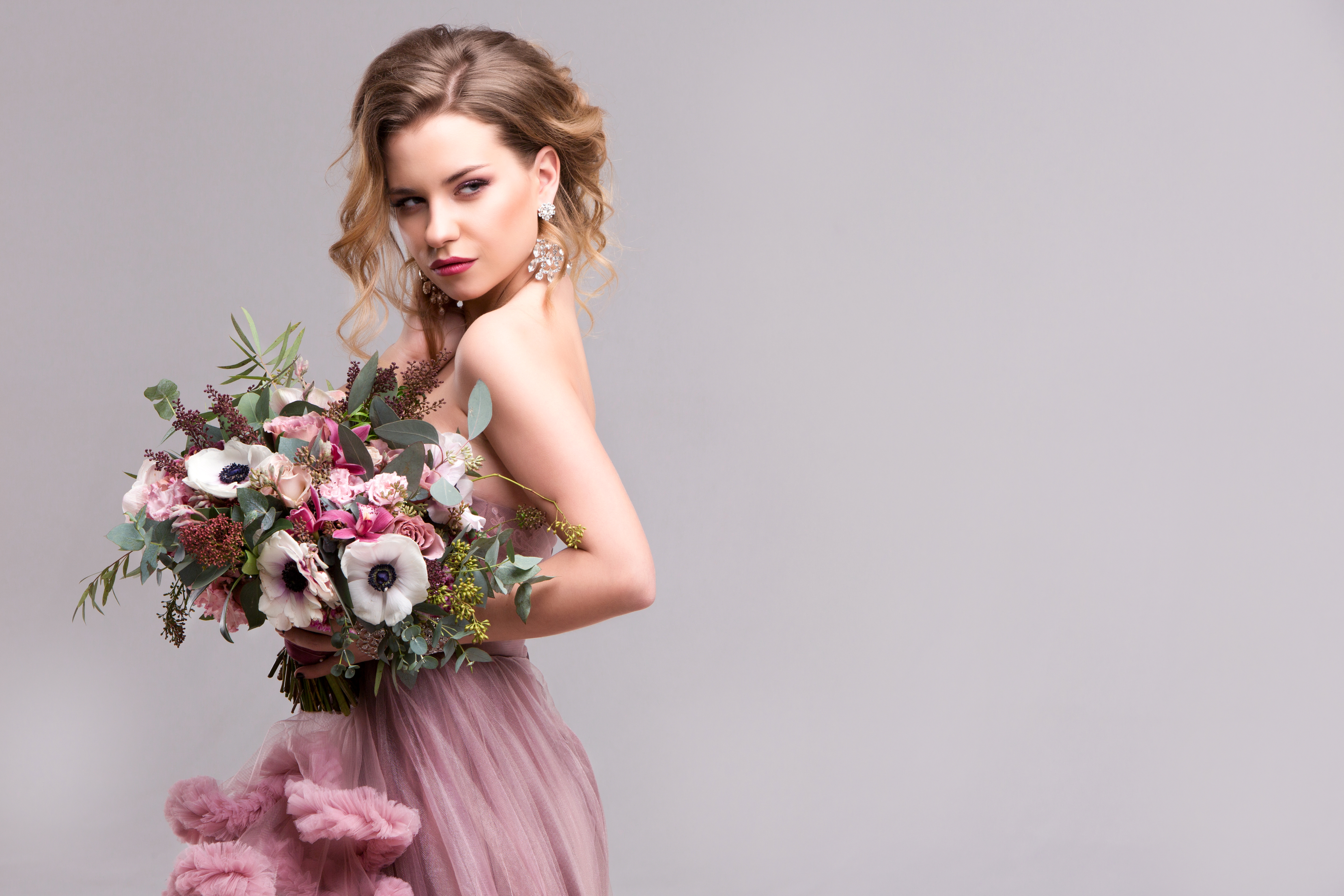 無料モバイル壁紙花, 花束, ブルネット, モデル, 女性, イヤリング, ピンクのドレスをダウンロードします。