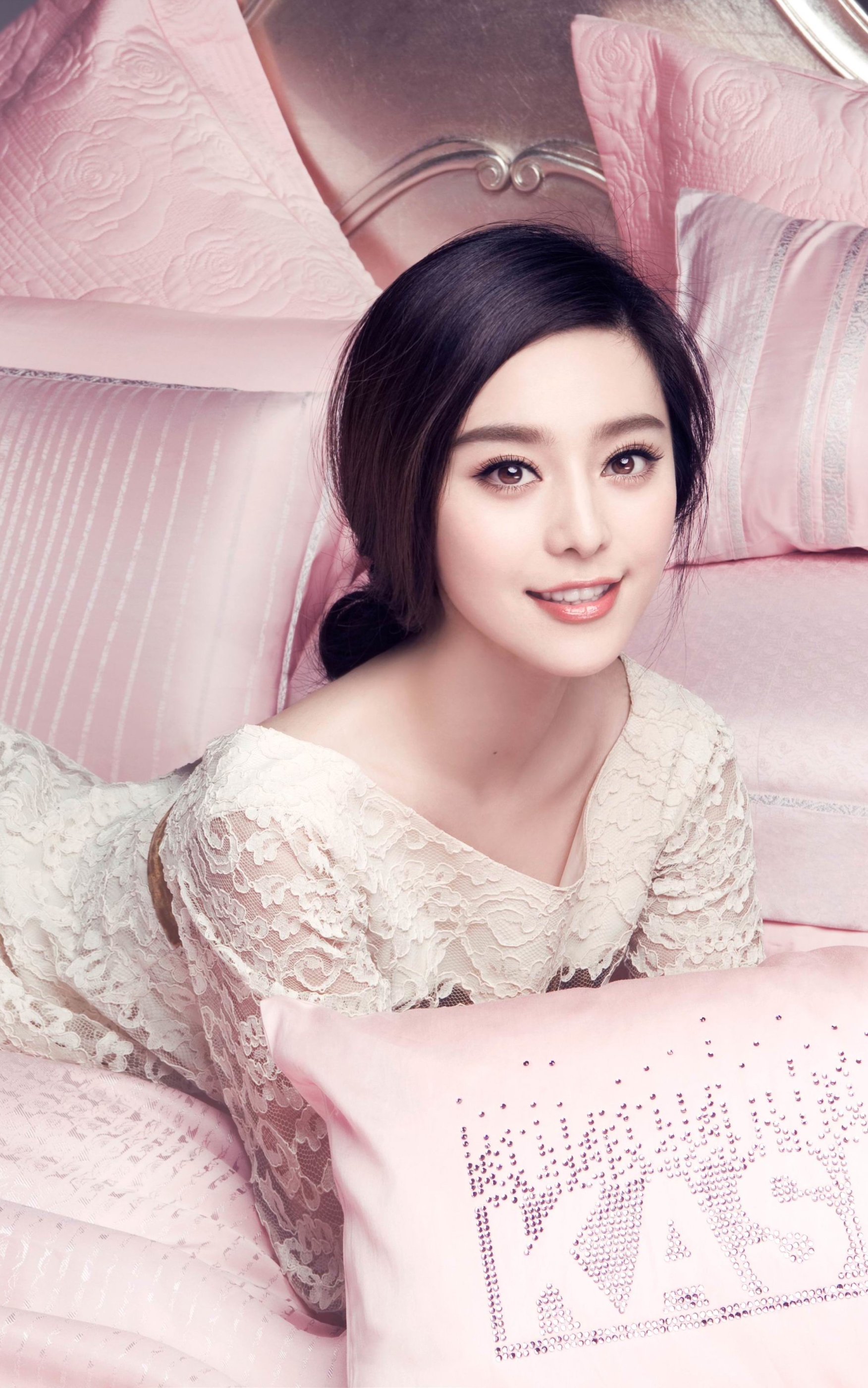 Download mobile wallpaper Smile, Pillow, Chinese, Oriental, Celebrity, Asian, Actress, Fan Bingbing for free.