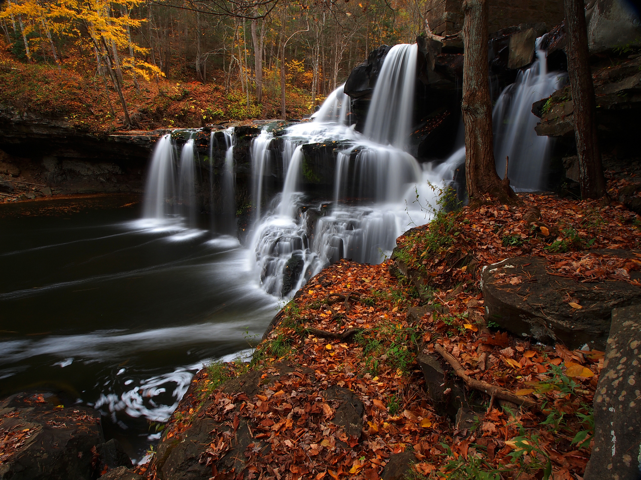 Handy-Wallpaper Natur, Herbst, Wasserfälle, Wasserfall, Blatt, Erde/natur kostenlos herunterladen.
