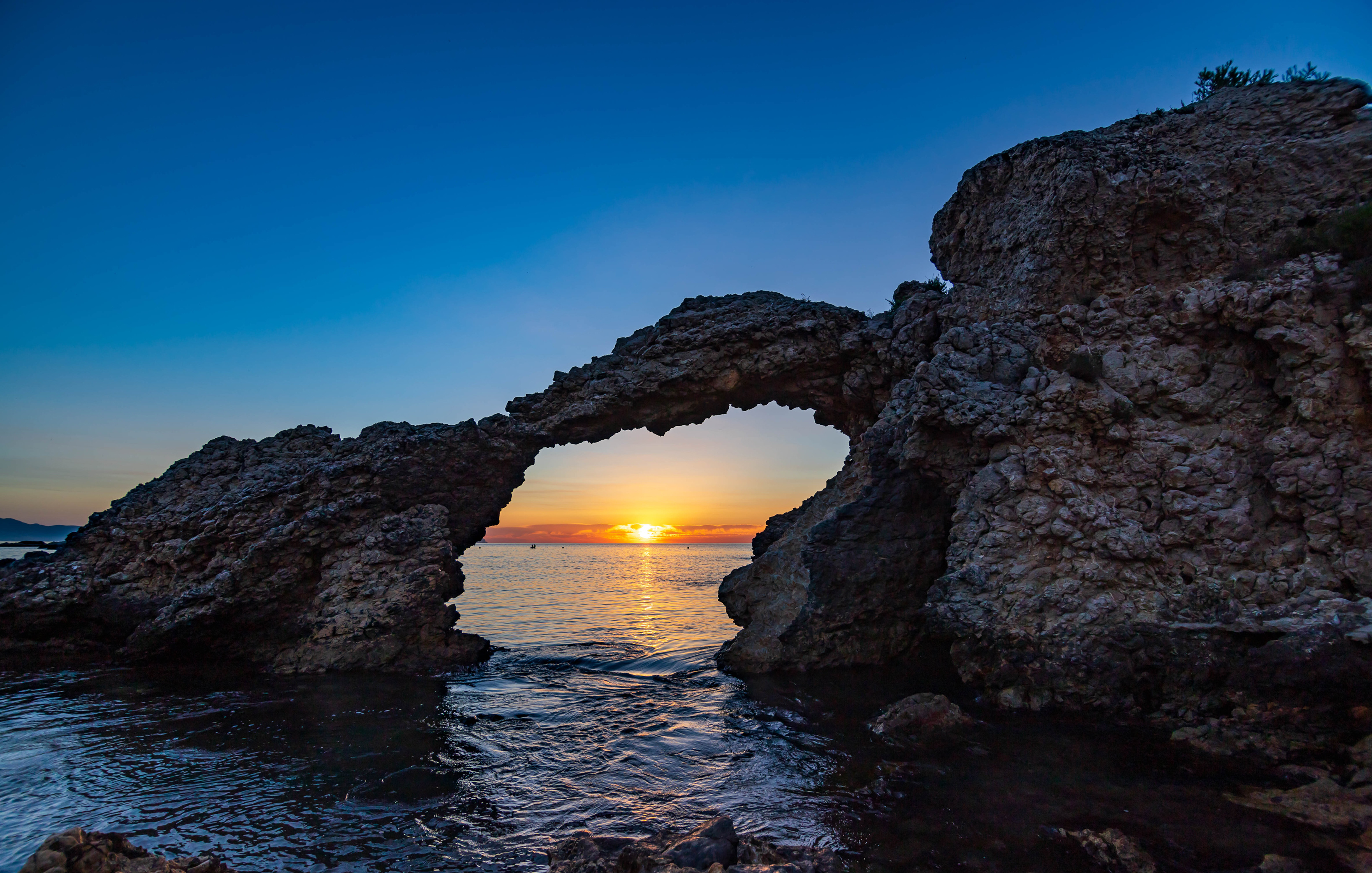 Handy-Wallpaper Natur, Sonnenaufgang, Spanien, Erde/natur, Felsentor kostenlos herunterladen.