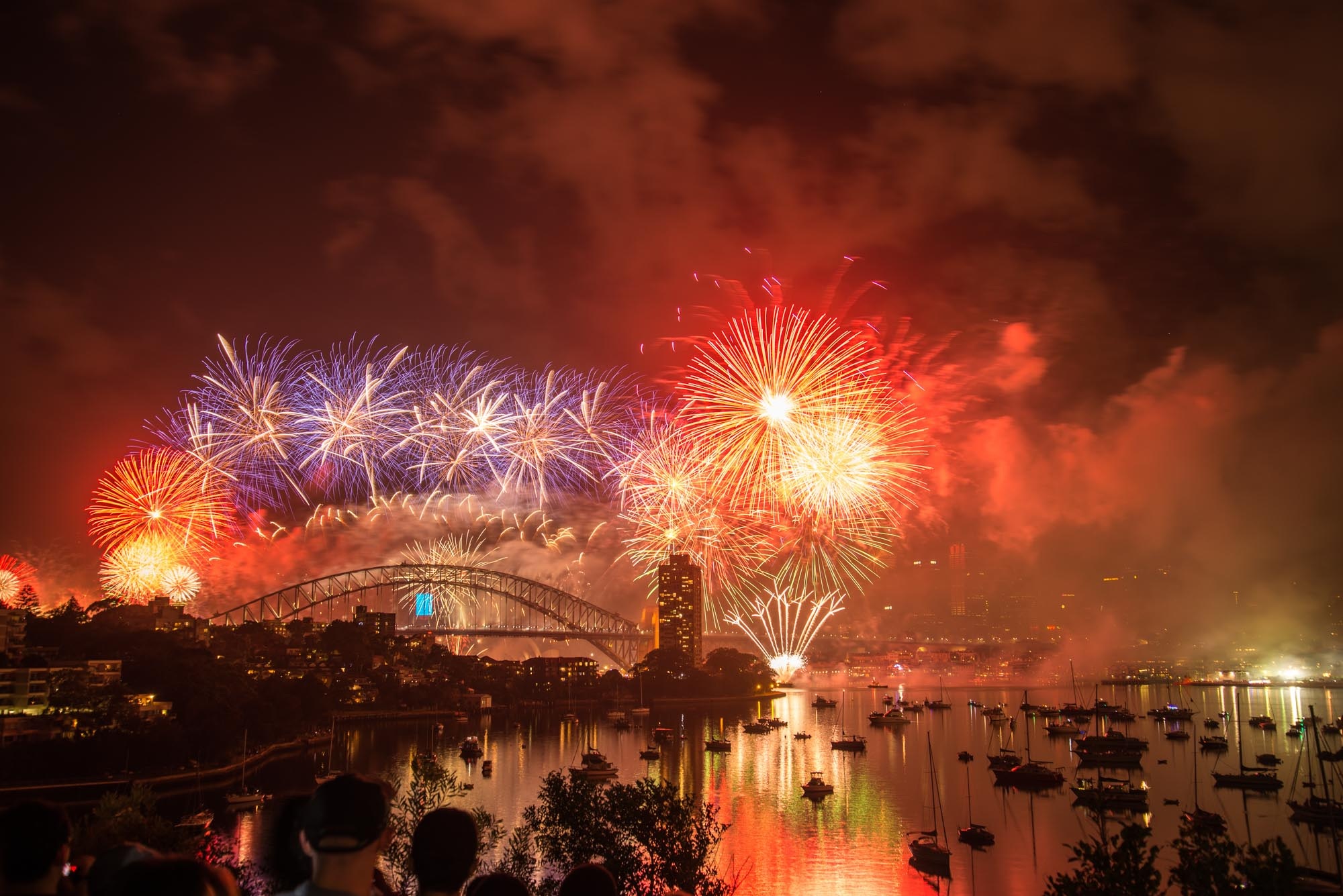 Laden Sie das Sydney, Farben, Boot, Hafen, Feuerwerk, Feier, Fotografie, Sydney Hafenbrücke-Bild kostenlos auf Ihren PC-Desktop herunter