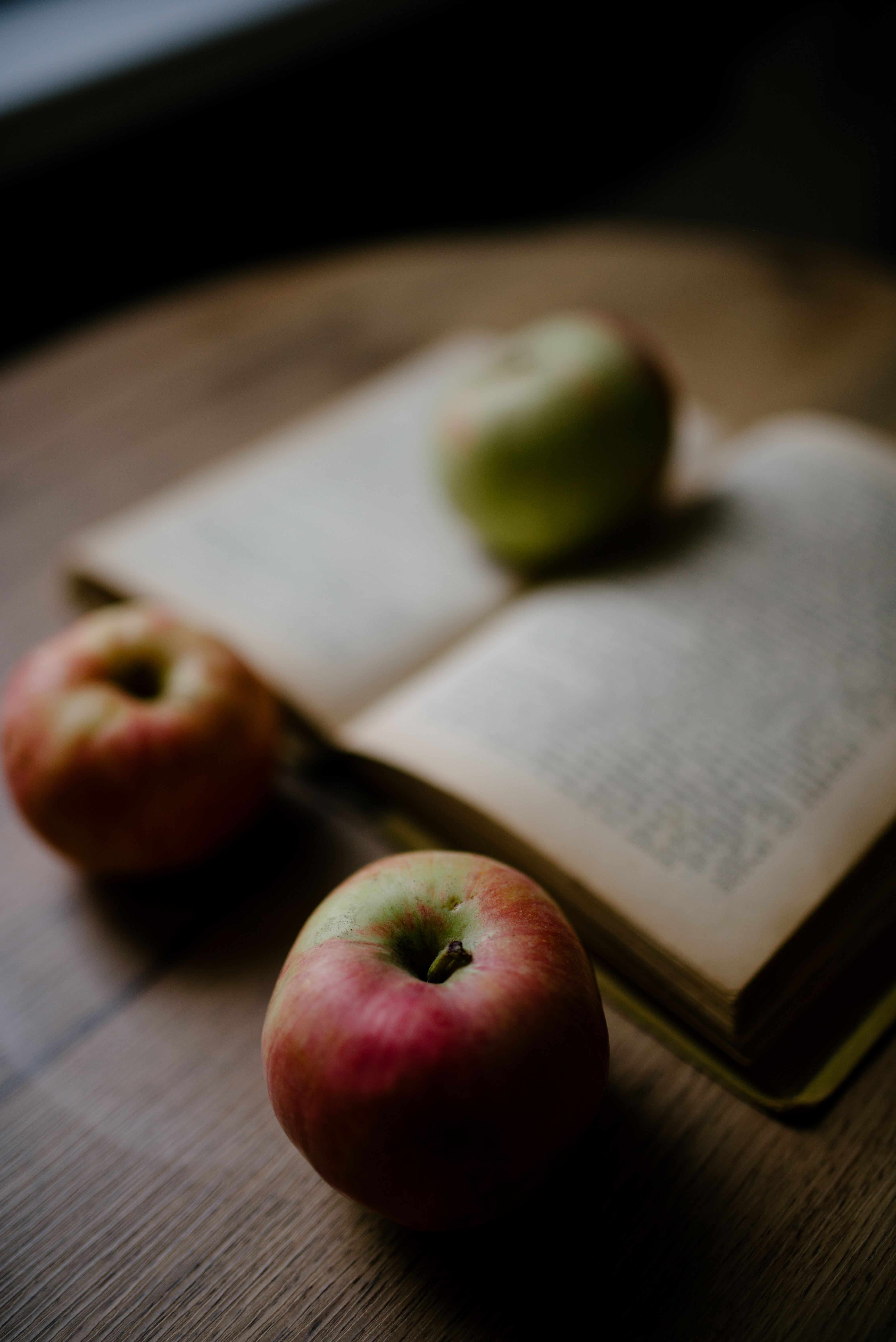 Descarga gratuita de fondo de pantalla para móvil de Comida, Manzanas, Libro, Frutas.