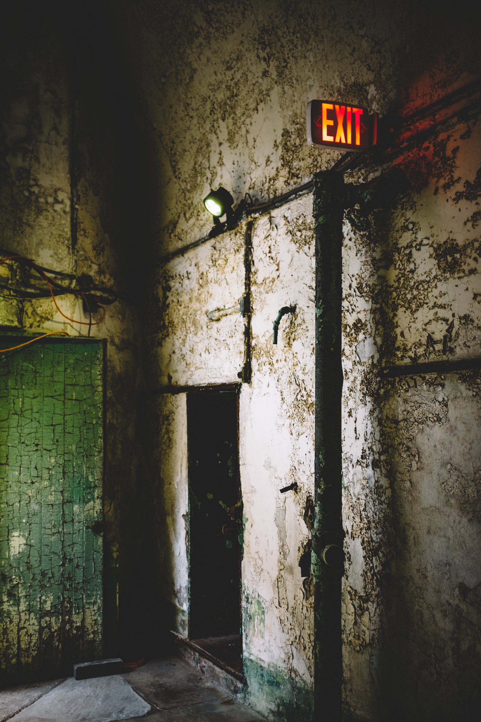 old, miscellanea, building, miscellaneous, gloomy, ruins, output, exit QHD