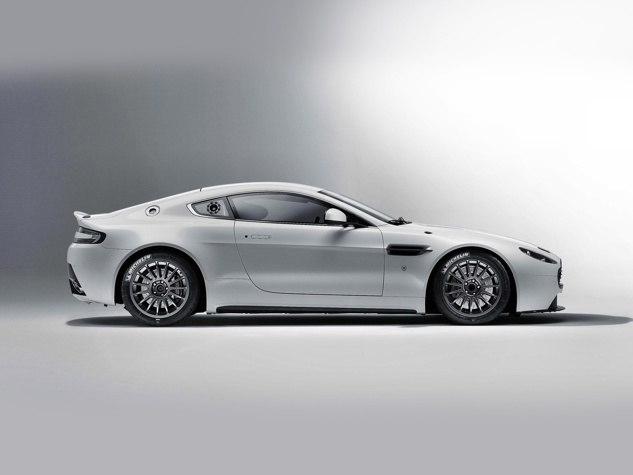 Die besten Aston Martin Vantage Gt4-Hintergründe für den Telefonbildschirm