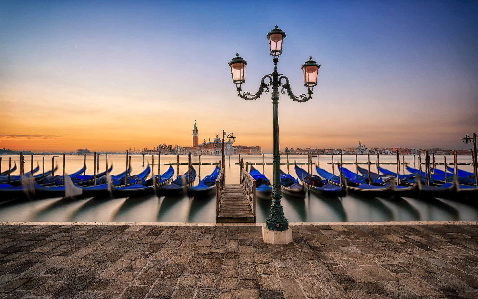 409752 скачать обои венеция, италия, города, сделано человеком, лодка, канал, гондола, уличный фонарь, закат - заставки и картинки бесплатно