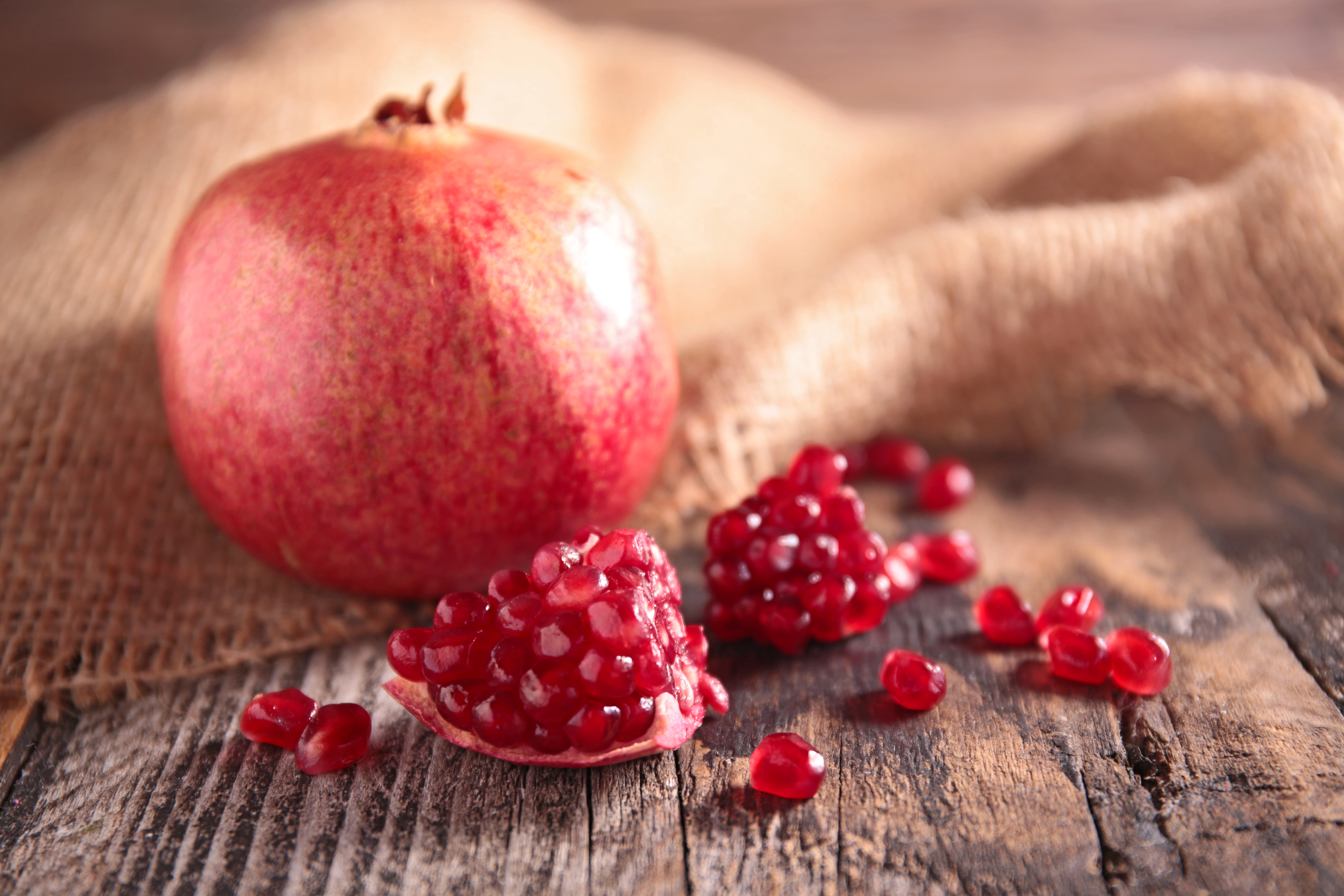 Free download wallpaper Fruits, Food, Fruit, Pomegranate on your PC desktop