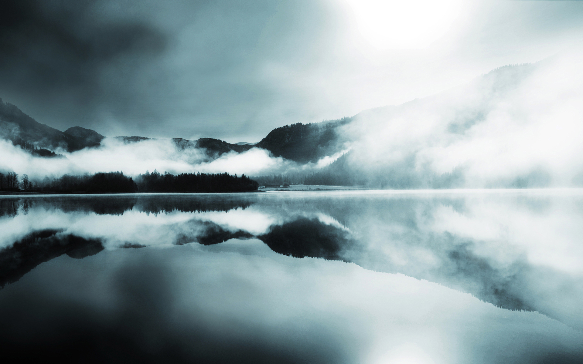 539828 скачать картинку туман, земля/природа, отражение, озеро, ландшафт, монохромный, гора - обои и заставки бесплатно