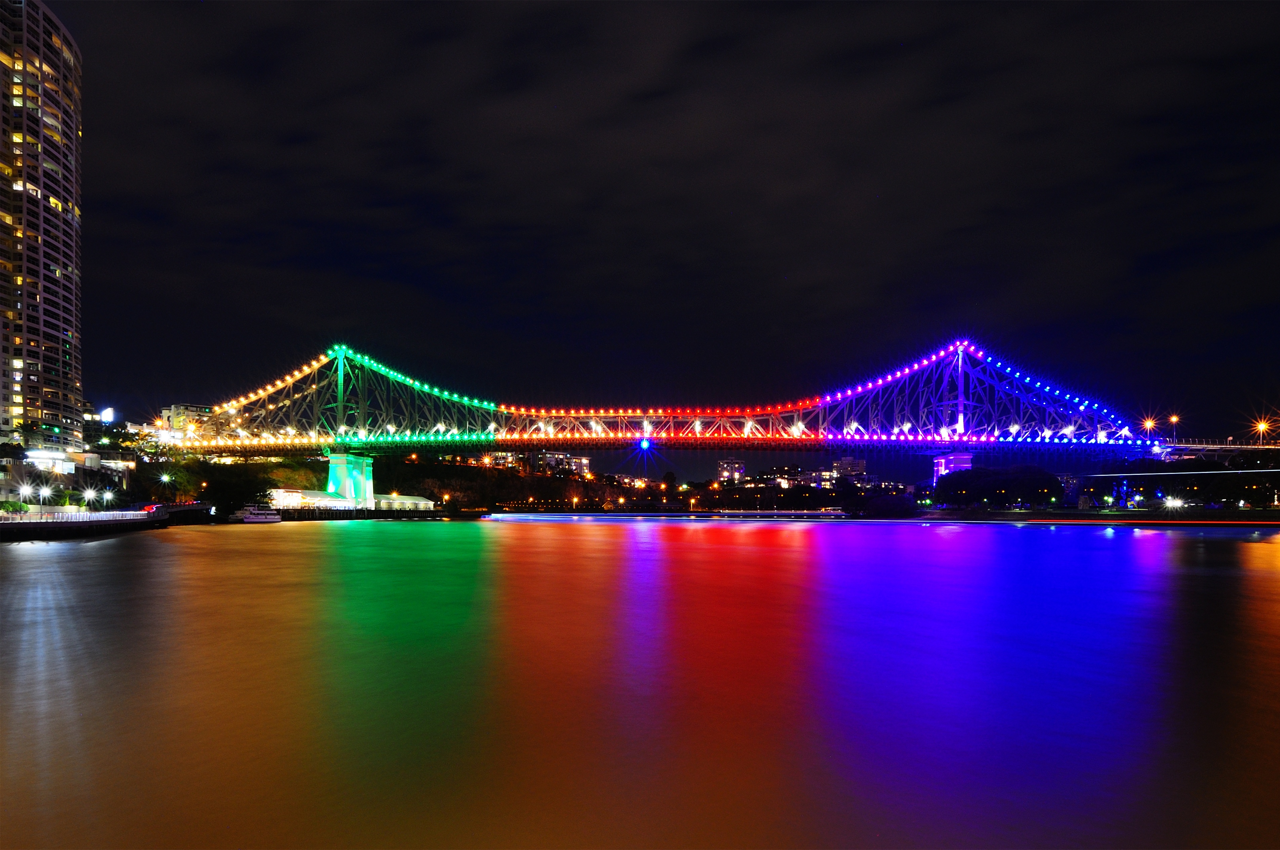 383040 скачать обои сделано человеком, сюжетный мост, австралия, мост, река брисбен, брисбен, красочный, цвета, ночь, отражение, мосты - заставки и картинки бесплатно