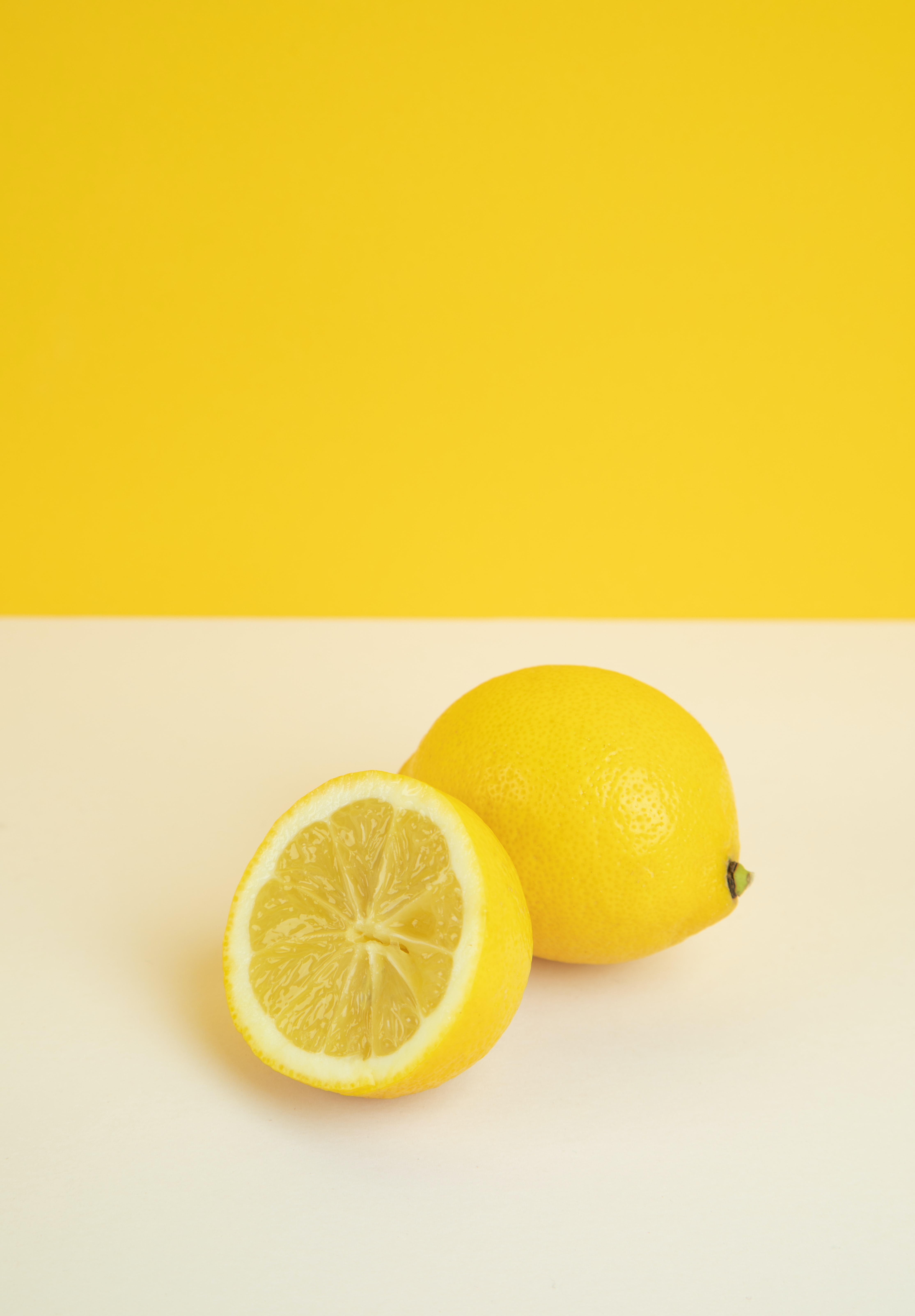 117334 скачать картинку минимализм, лимон, фрукт, еда, цитрус, желтый - обои и заставки бесплатно
