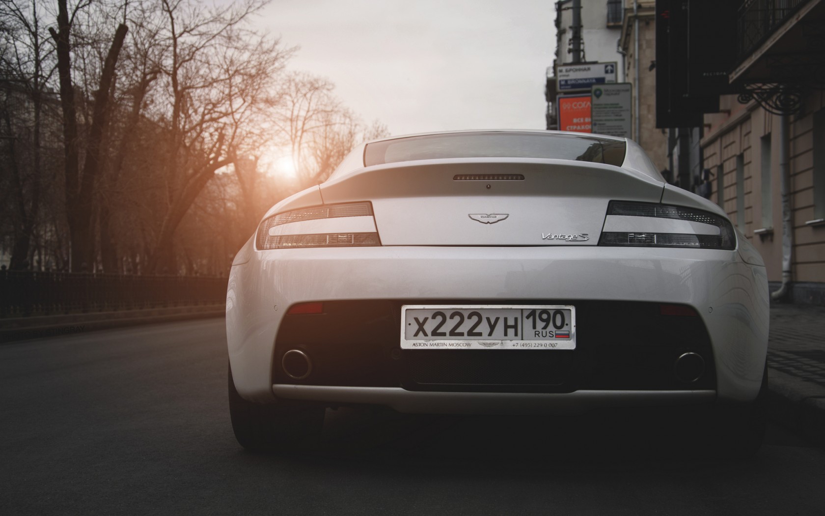 Laden Sie Aston Martin Vantages HD-Desktop-Hintergründe herunter