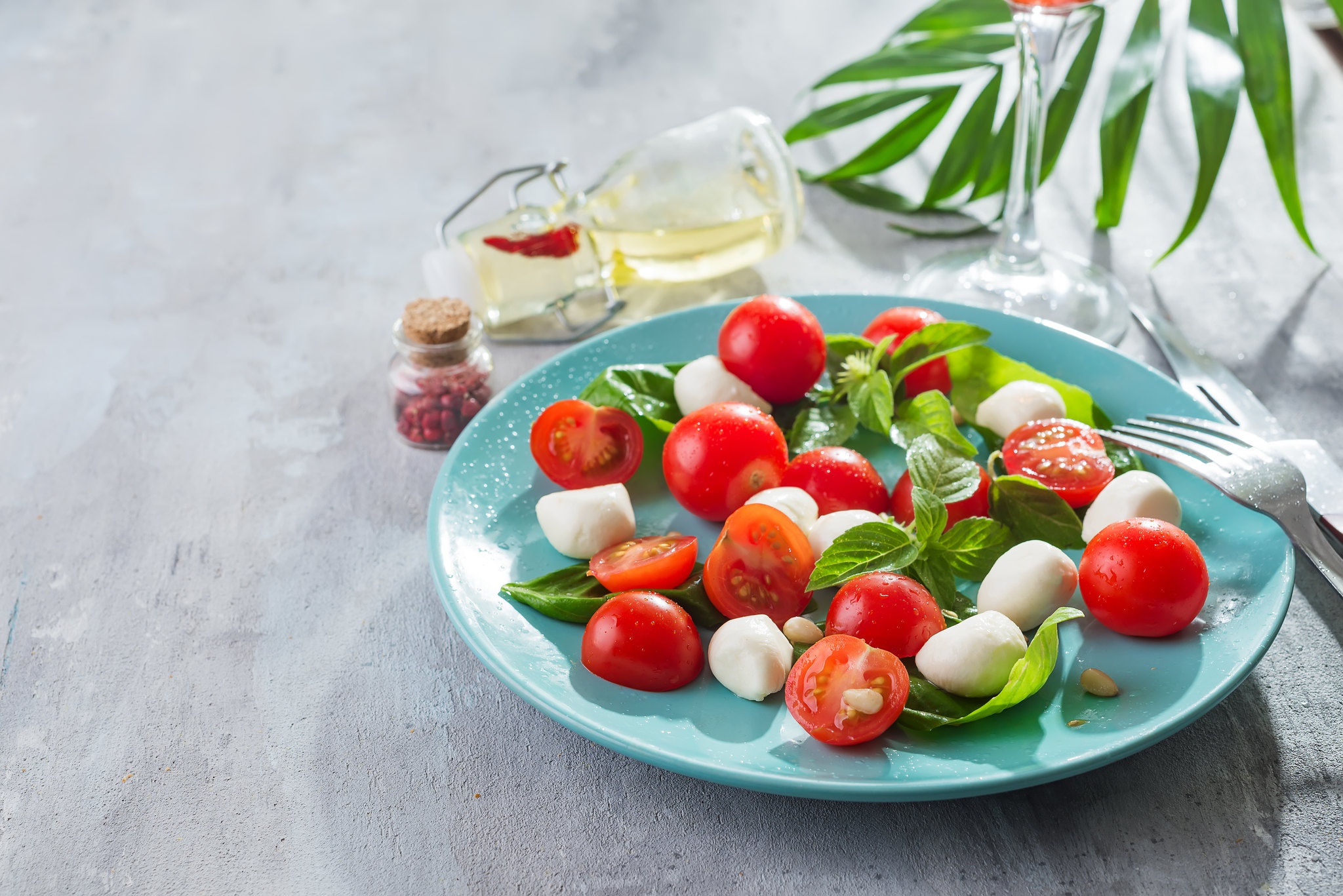 Laden Sie das Salat, Tomate, Käse, Nahrungsmittel, Stillleben-Bild kostenlos auf Ihren PC-Desktop herunter