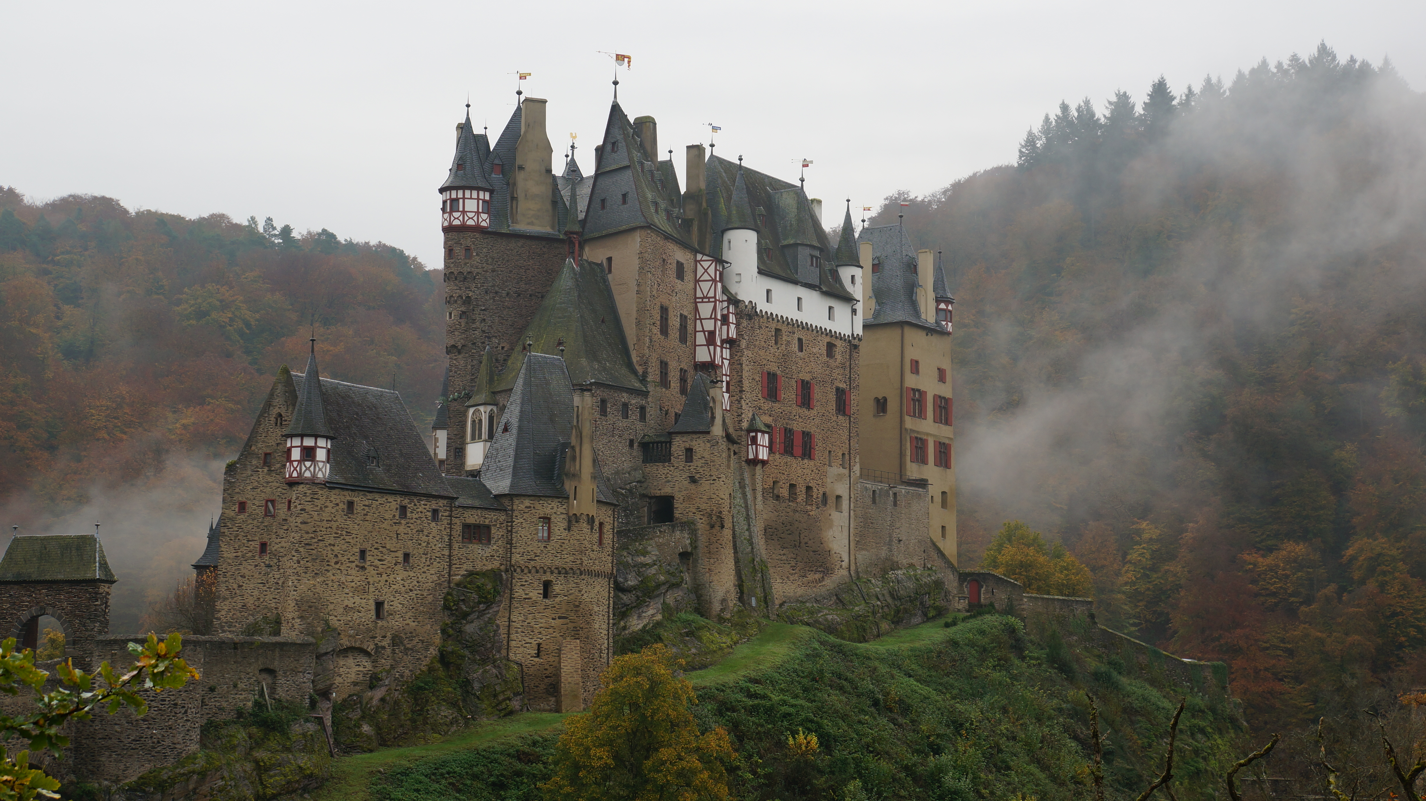356423 завантажити шпалери створено людиною, замок ельц, замок, туман, німеччина, замки - заставки і картинки безкоштовно