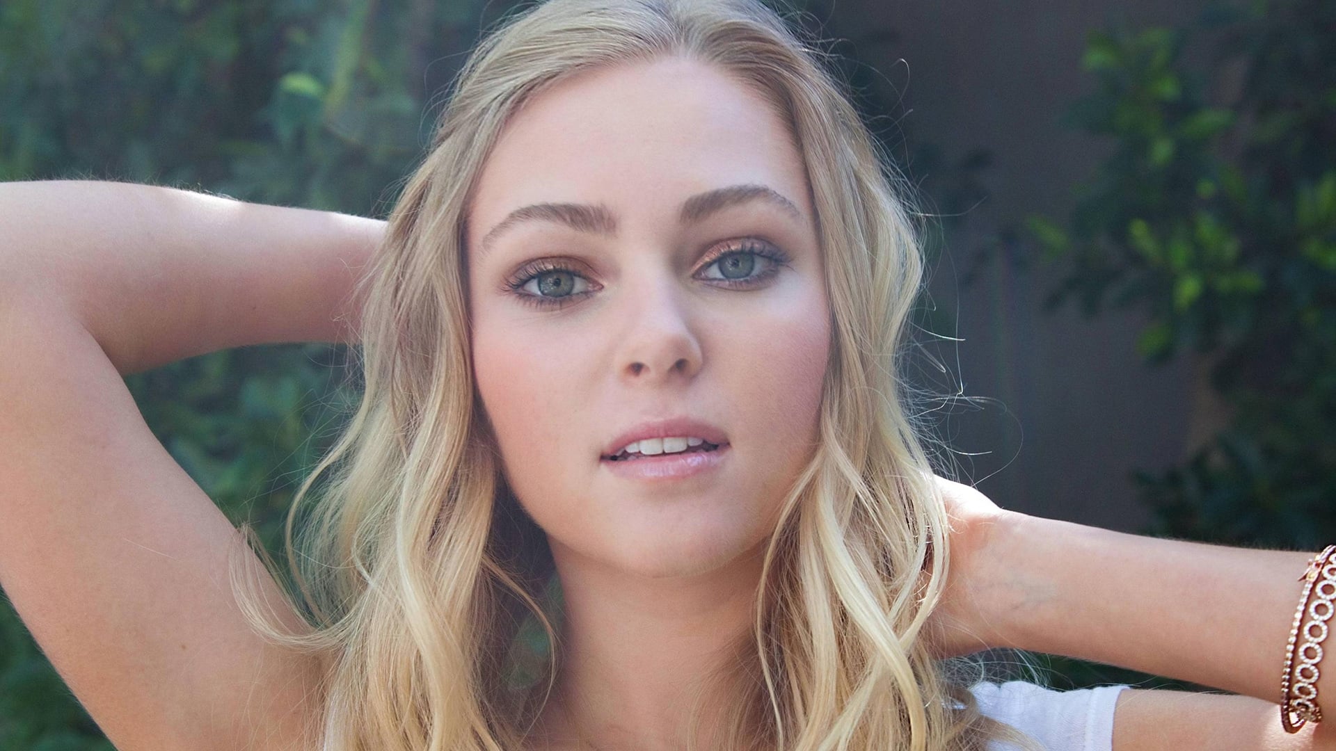 Download mobile wallpaper Blonde, Face, Celebrity, Actress, Annasophia Robb for free.