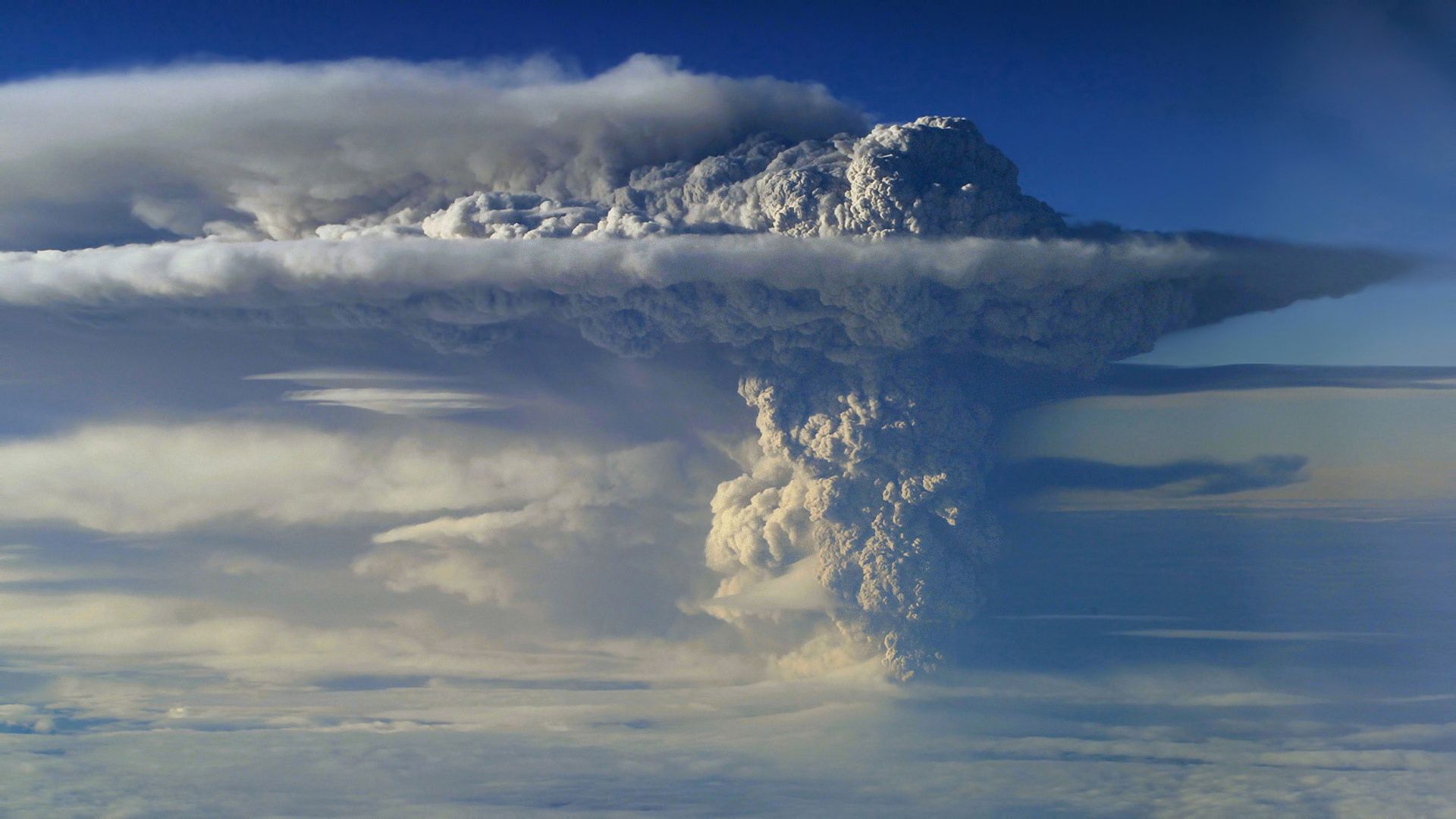 131533 скачать картинку природа, небо, дым, облака, высота, столб, вулкан, извержение - обои и заставки бесплатно