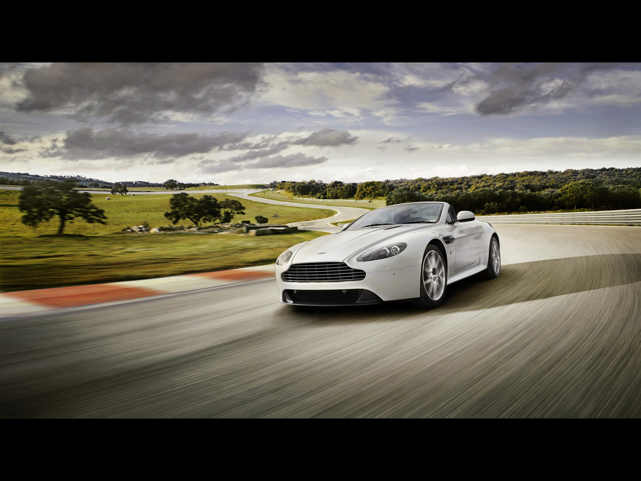 Завантажити шпалери Aston Martin Vantage на телефон безкоштовно