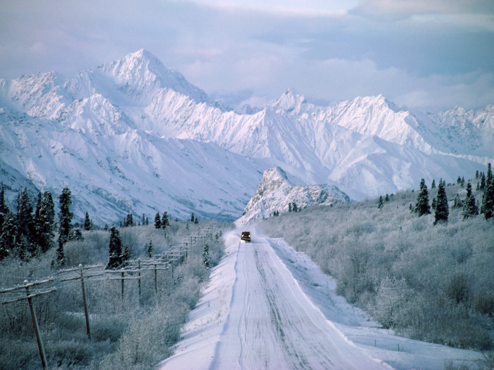 Handy-Wallpaper Winter, Schnee, Straße, Erde, Gebirge, Fotografie, Alaska kostenlos herunterladen.