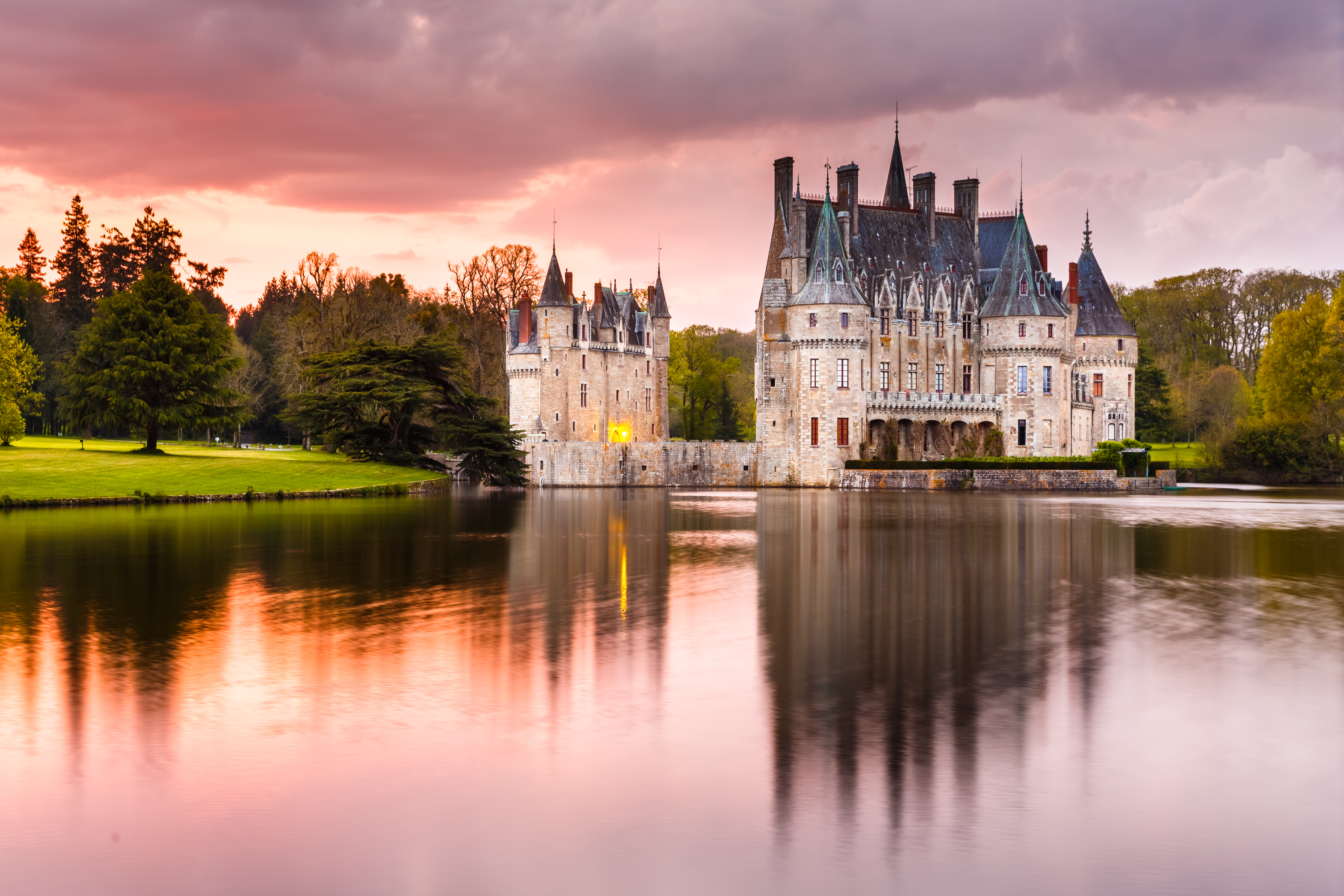 Download mobile wallpaper Castles, Building, Lake, Dusk, France, Man Made, Castle, Château De La Bretesche for free.