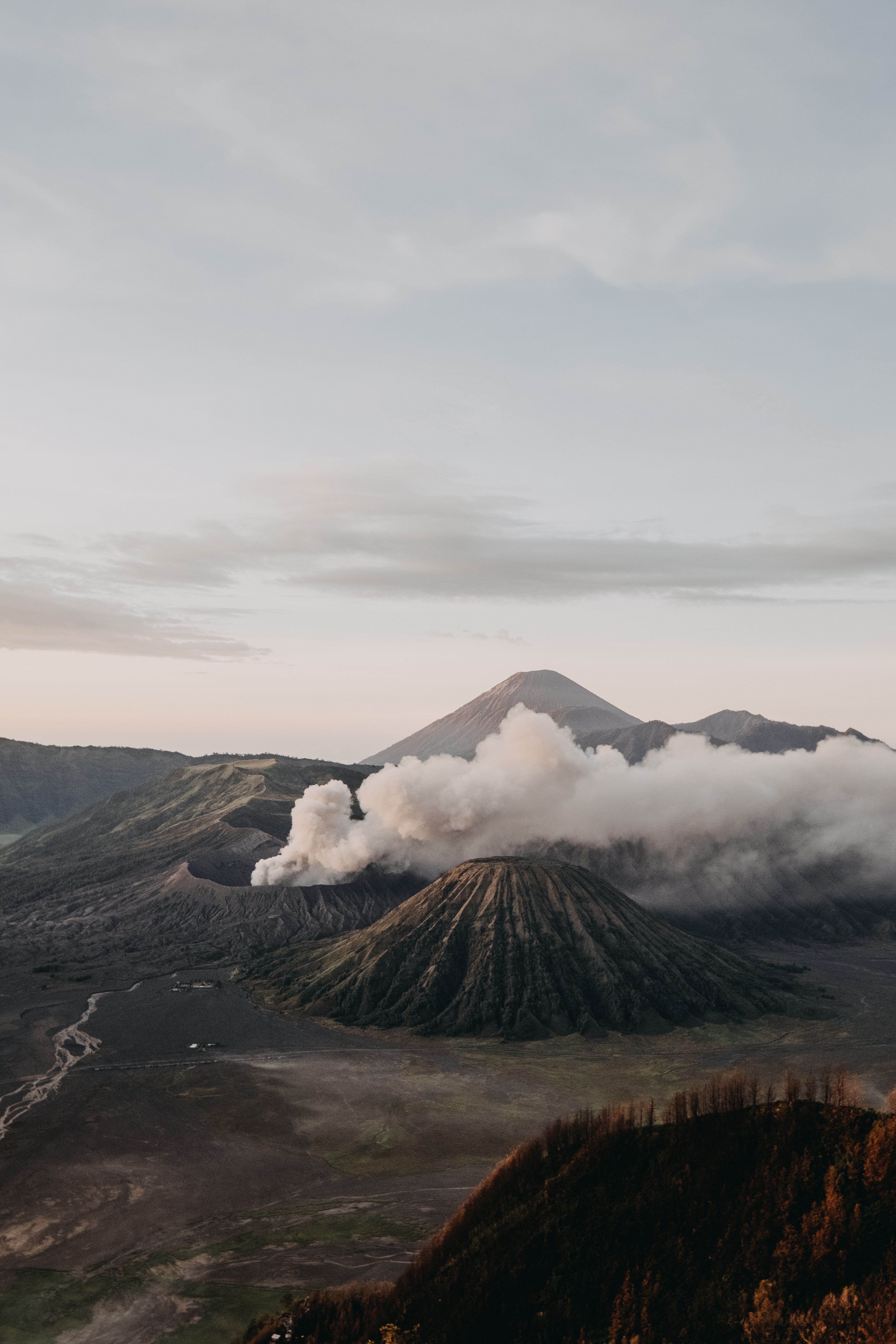 130268 скачать картинку природа, дым, рельеф, вулкан, извержение, вулканический, кратеры - обои и заставки бесплатно