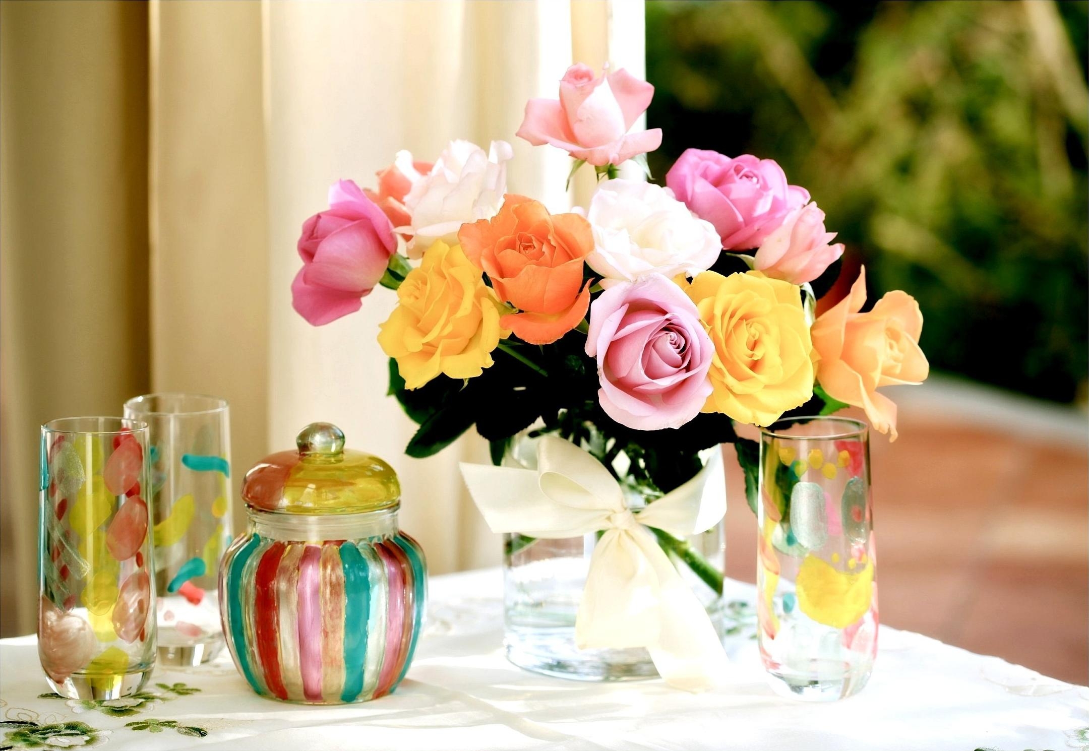 Handy-Wallpaper Blumen, Tabelle, Bouquet, Tisch, Bogen, Brille, Gläser, Strauß, Roses kostenlos herunterladen.
