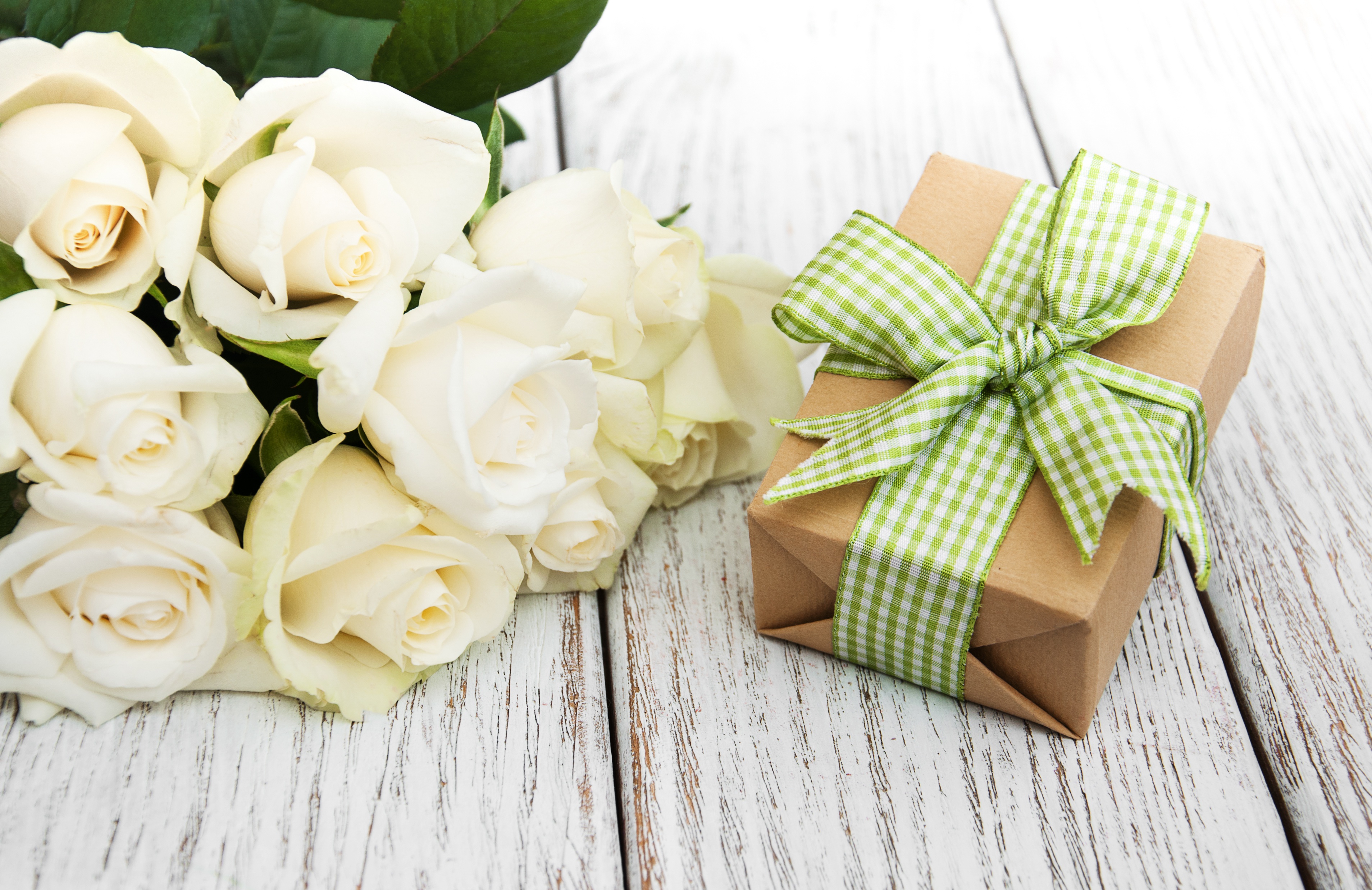 Завантажити шпалери безкоштовно Квітка, Різне, Роза, Букет, Подарунок, Біла Квітка картинка на робочий стіл ПК