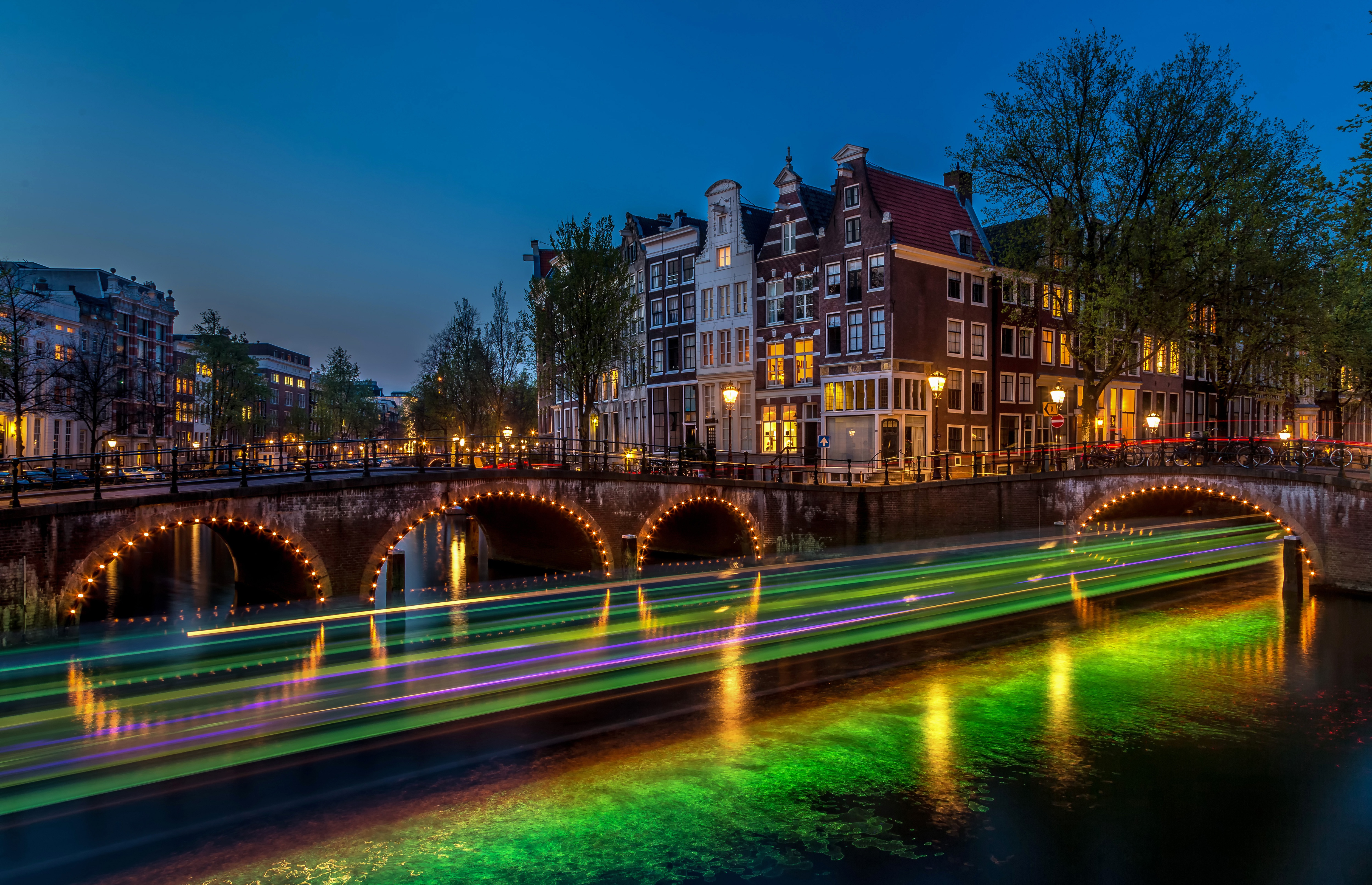 411537 завантажити шпалери створено людиною, амстердам, міст, будівля, канал, будинок, світло, нідерланди, ніч, проміжок часу, міста - заставки і картинки безкоштовно