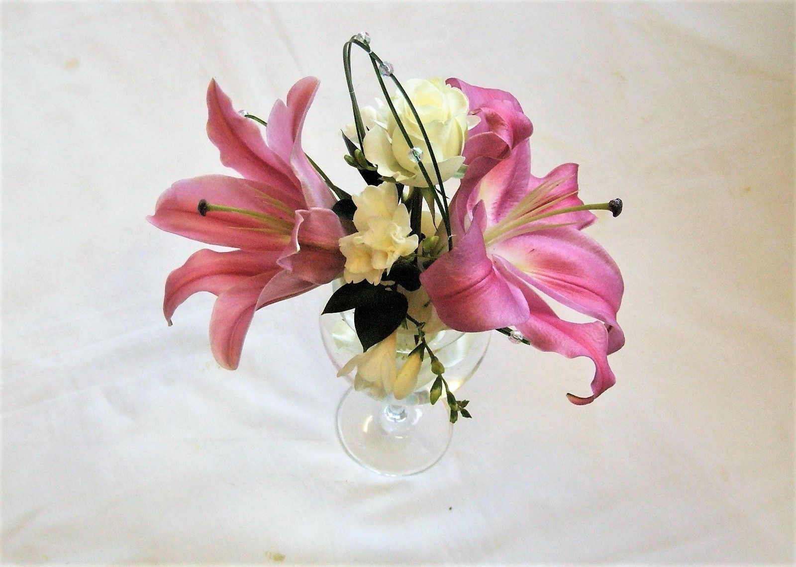 Handy-Wallpaper Blume, Vase, Lilie, Weiße Rose, Menschengemacht, Pinke Blume kostenlos herunterladen.