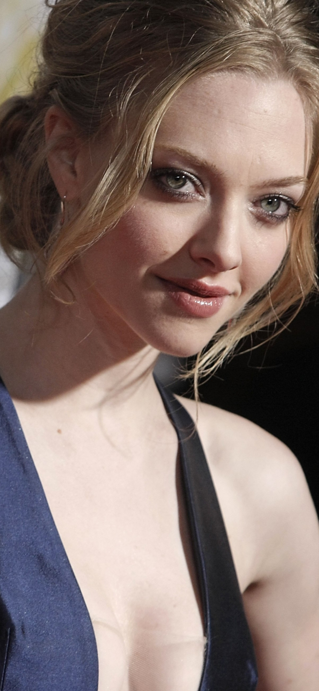 Descarga gratuita de fondo de pantalla para móvil de Celebridades, Amanda Seyfried.