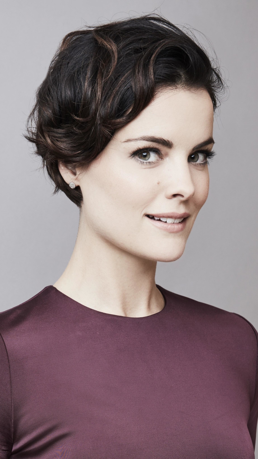 Download mobile wallpaper Smile, Brunette, Green Eyes, Celebrity, Short Hair, Actress, Jaimie Alexander for free.