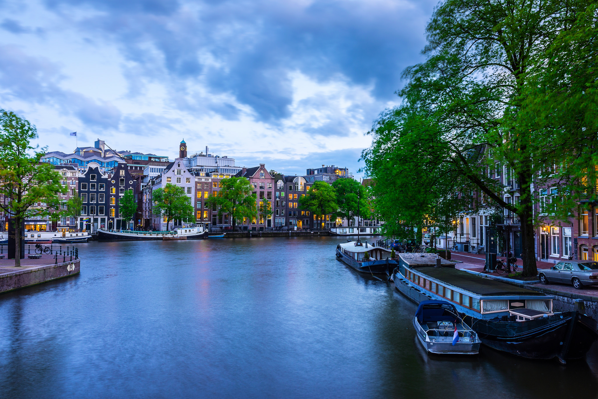 Handy-Wallpaper Städte, Baum, Haus, Boot, Niederlande, Kanal, Amsterdam, Menschengemacht, Großstadt kostenlos herunterladen.
