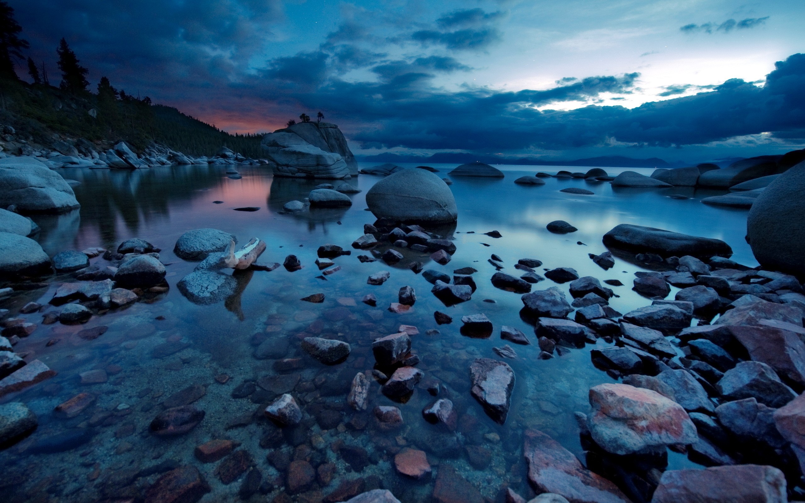 Descarga gratis la imagen Lago, Costa, Piedra, Nube, Tierra/naturaleza en el escritorio de tu PC