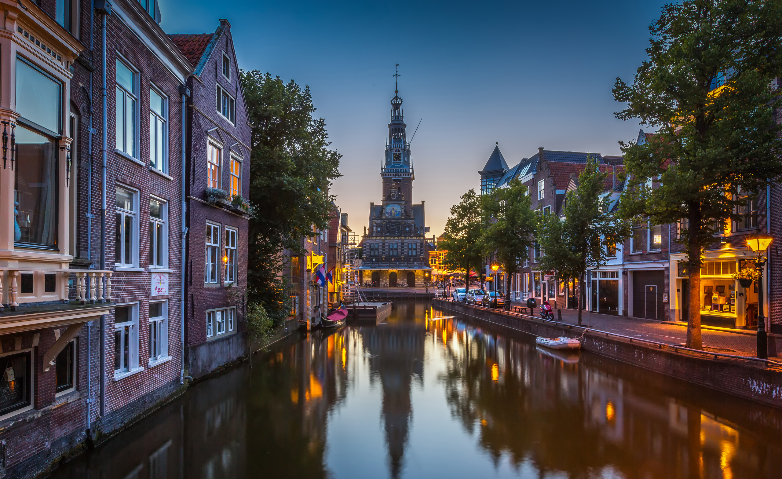 Baixe gratuitamente a imagem Cidades, Casa, Igreja, Canal, Holanda, Feito Pelo Homem, Reflecção, Cidade Pequena, Alkmaar na área de trabalho do seu PC