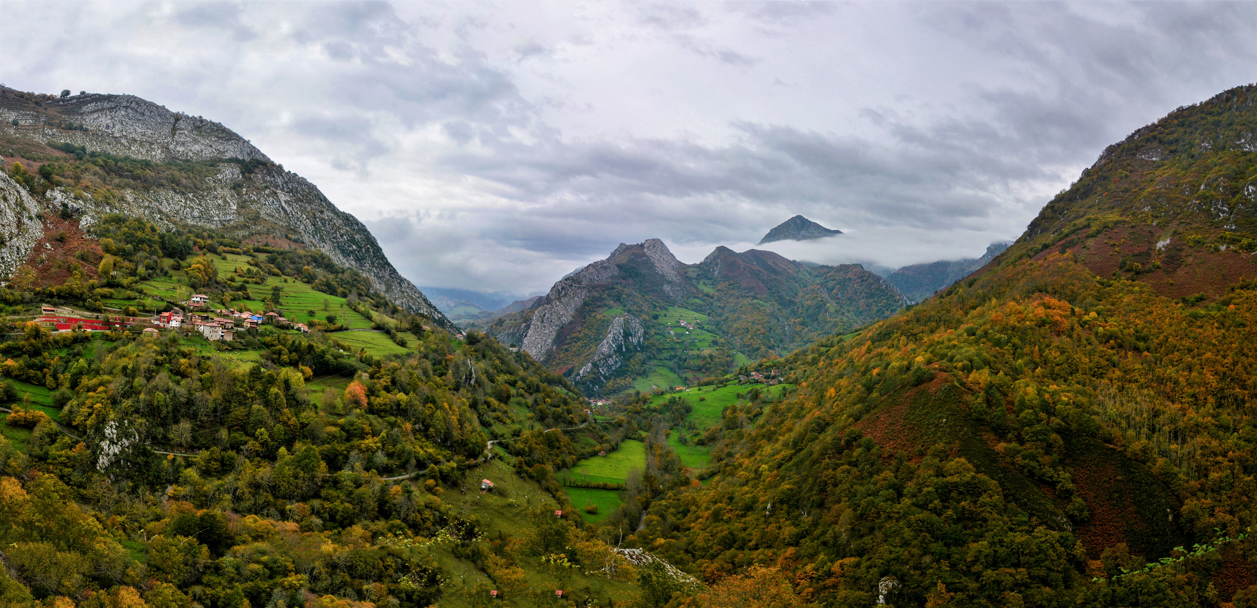 Скачать картинку Пейзаж, Гора, Лес, Земля, Долина, Испания, Фотографии в телефон бесплатно.