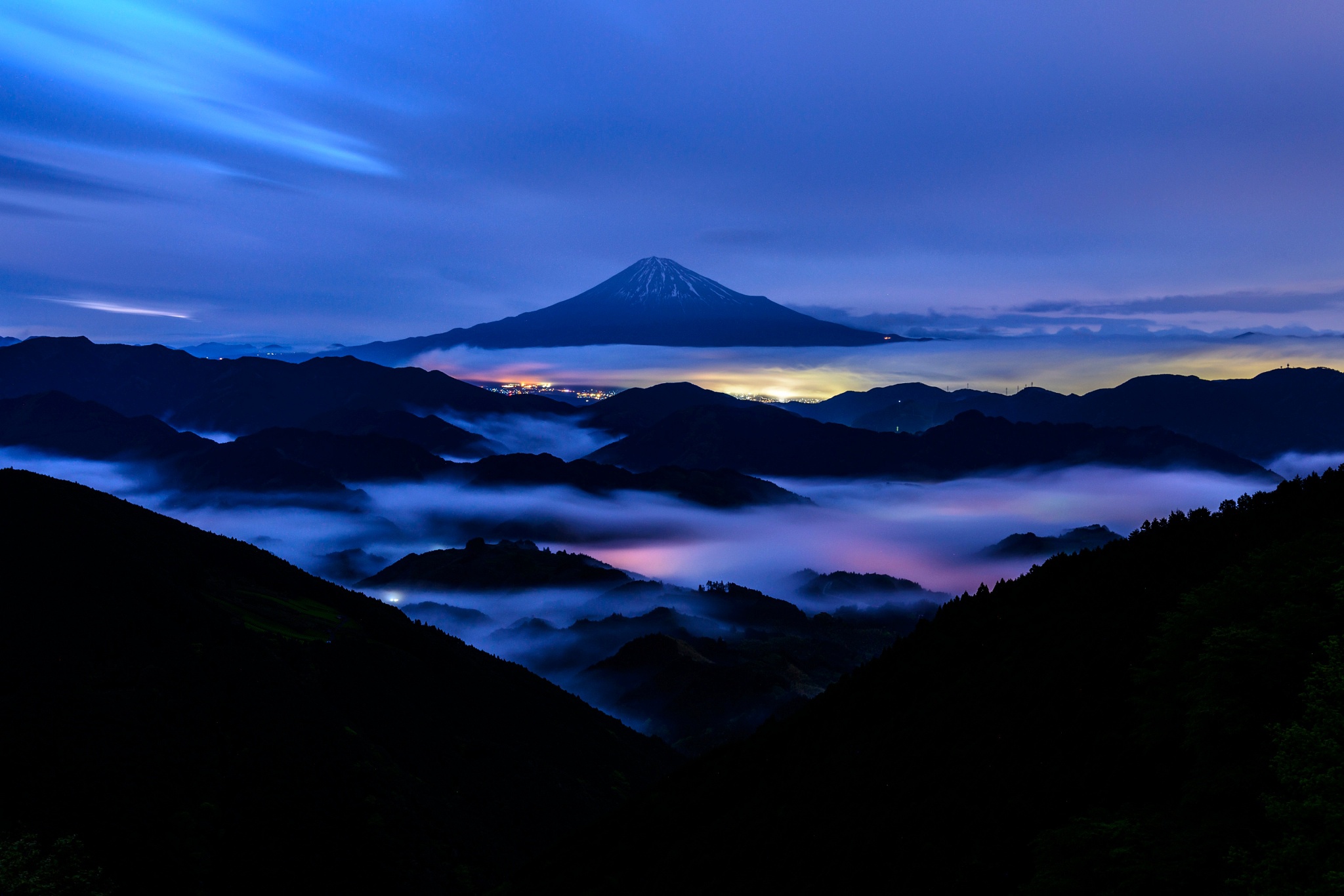 Descarga gratis la imagen Paisaje, Naturaleza, Noche, Montaña, Niebla, Volcán, Monte Fuji, Volcanes, Tierra/naturaleza en el escritorio de tu PC