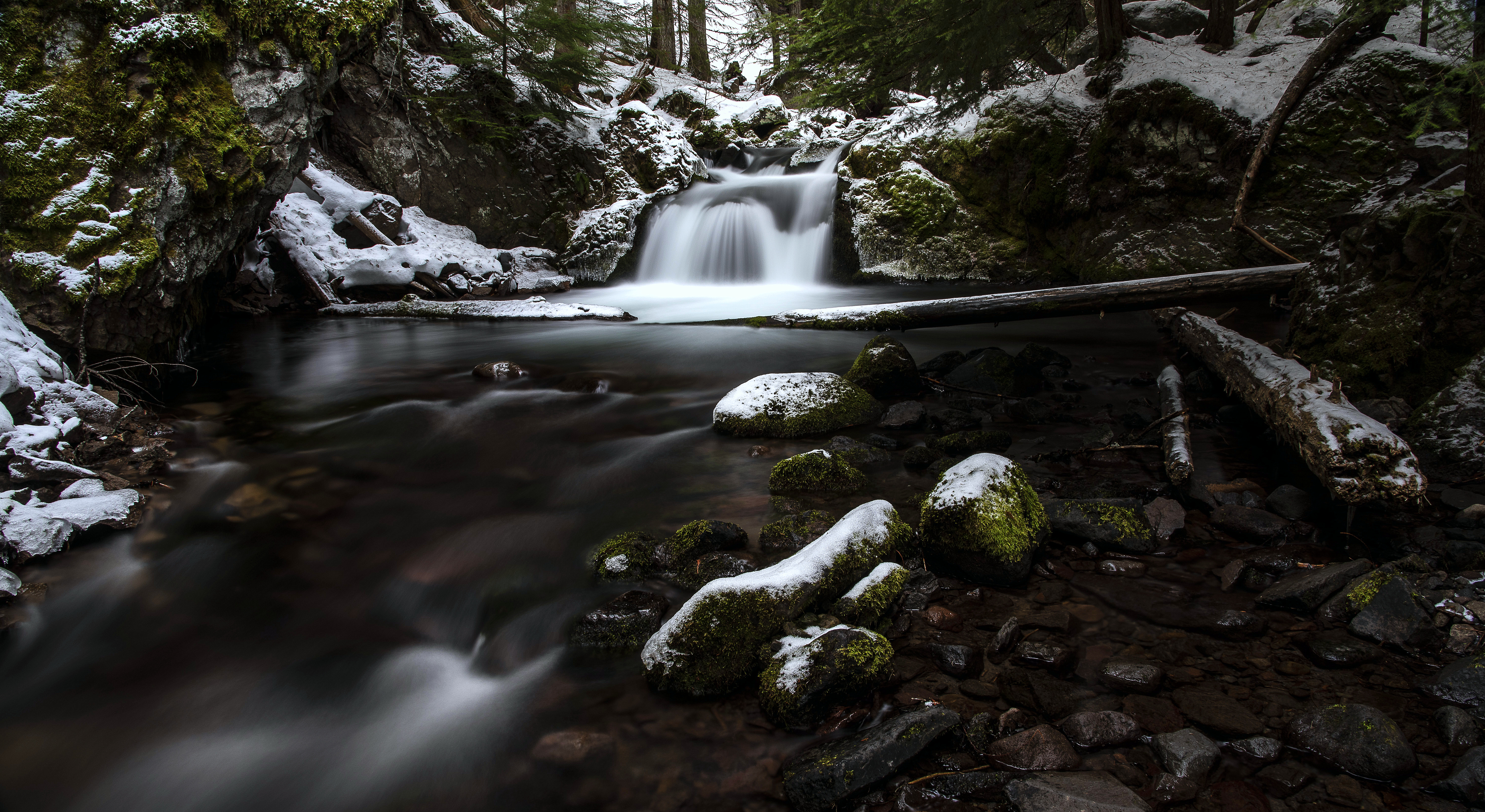Descarga gratis la imagen Naturaleza, Stones, Nieve, Cubierto De Nieve, Nevado, Musgo, Cascada en el escritorio de tu PC