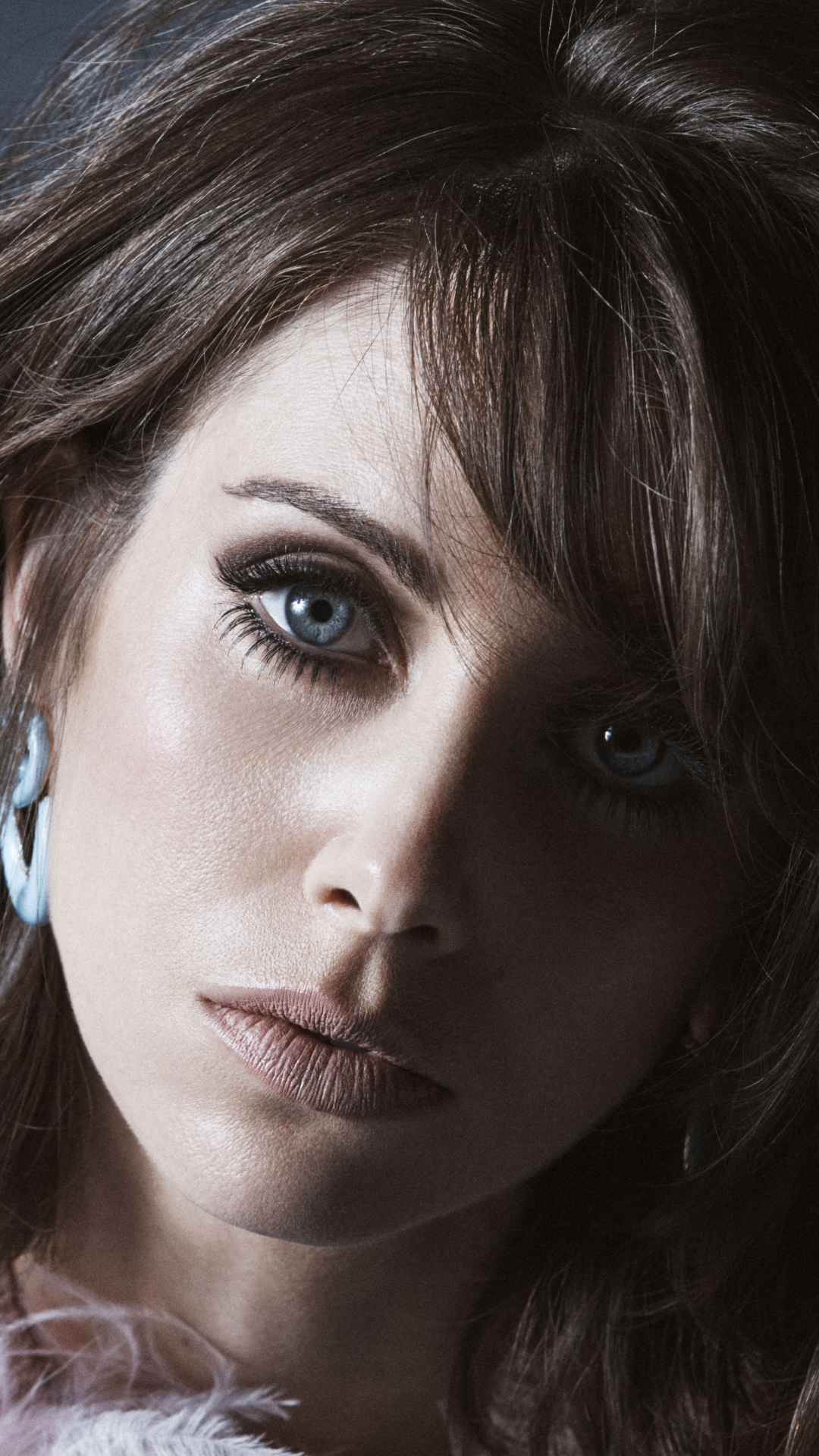 Download mobile wallpaper Brunette, Blue Eyes, American, Celebrity, Actress, Alison Brie for free.