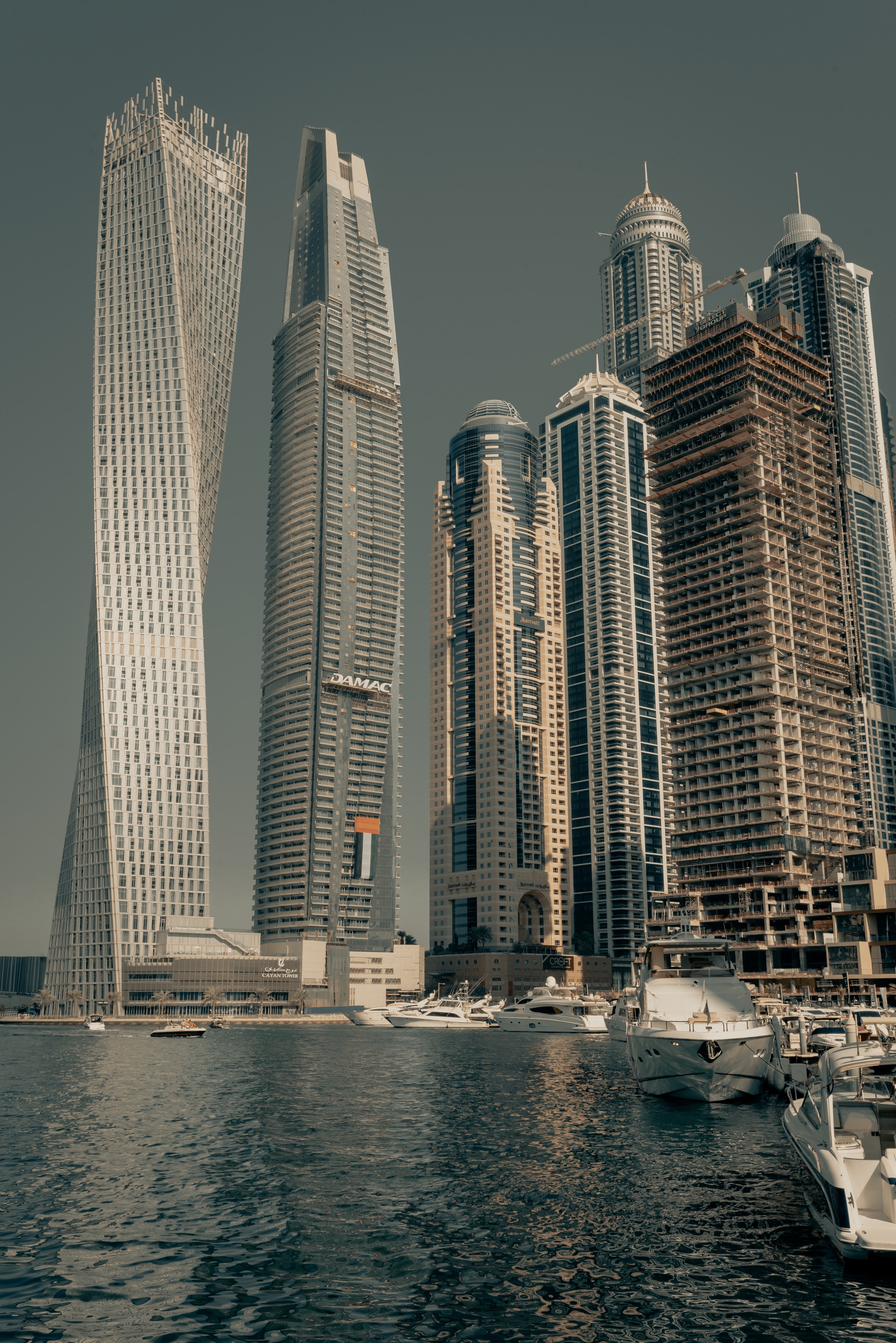 108715 Bild herunterladen architektur, städte, boote, wolkenkratzer, gebäude, dubai, bucht, mündung, vereinigte arabische emirate - Hintergrundbilder und Bildschirmschoner kostenlos