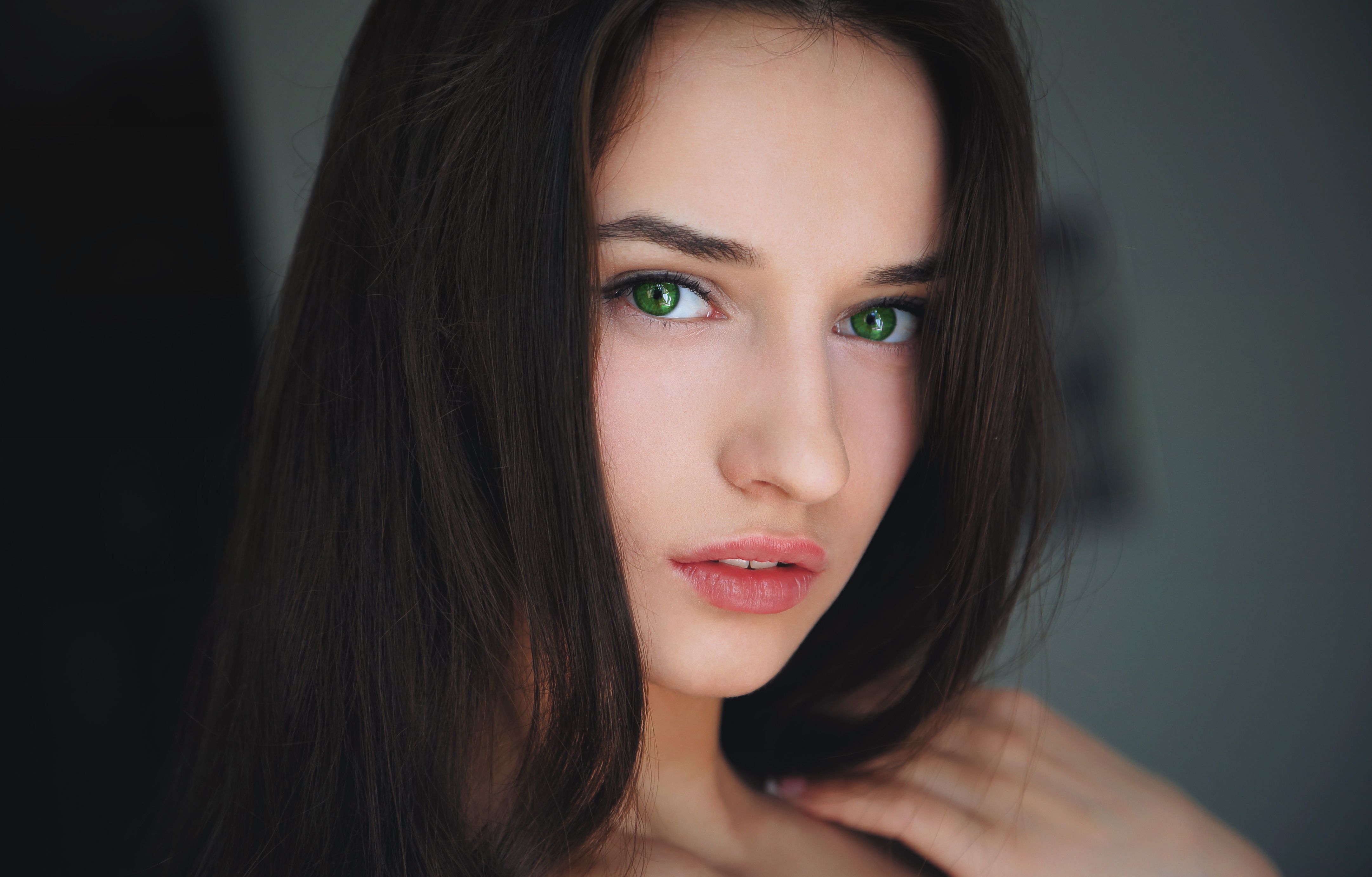 Handy-Wallpaper Gesicht, Modell, Frauen, Grüne Augen, Schwarzes Haar kostenlos herunterladen.
