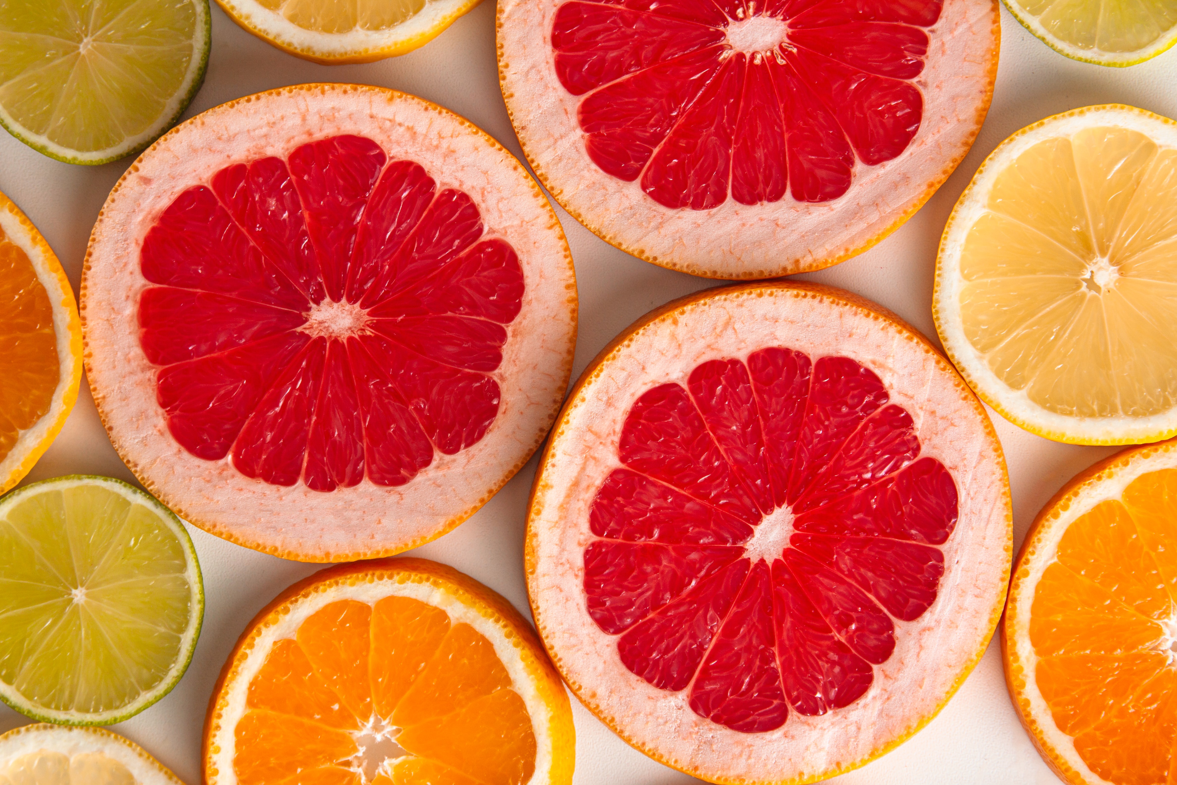 111485 завантажити шпалери фрукти, їжа, лимон, цитрус, цитрусові, оранжевий, апельсин, часточки, фрагменти, грейпфрут - заставки і картинки безкоштовно