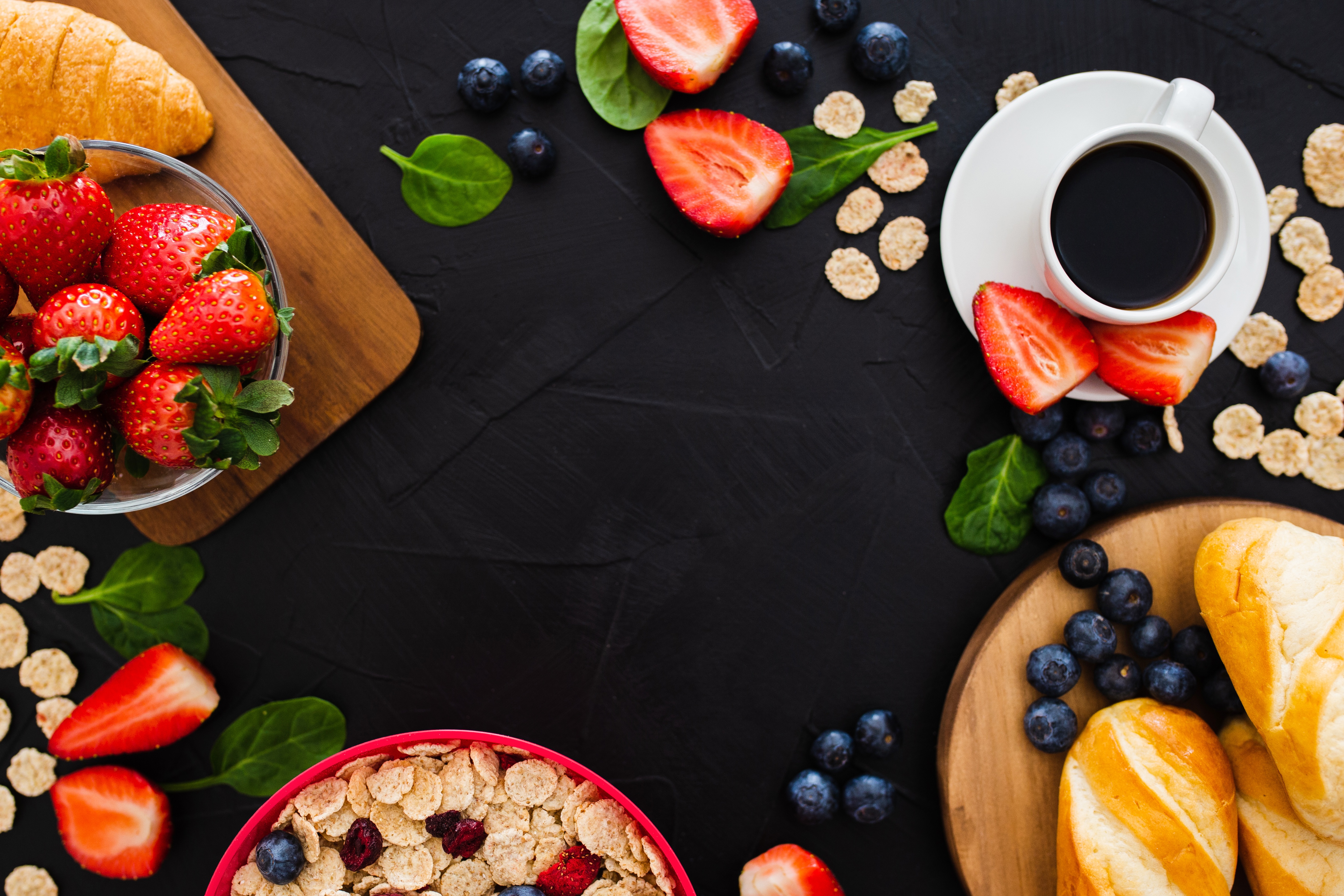 Handy-Wallpaper Erdbeere, Frucht, Nahrungsmittel, Stillleben, Kaffee, Frühstuck kostenlos herunterladen.