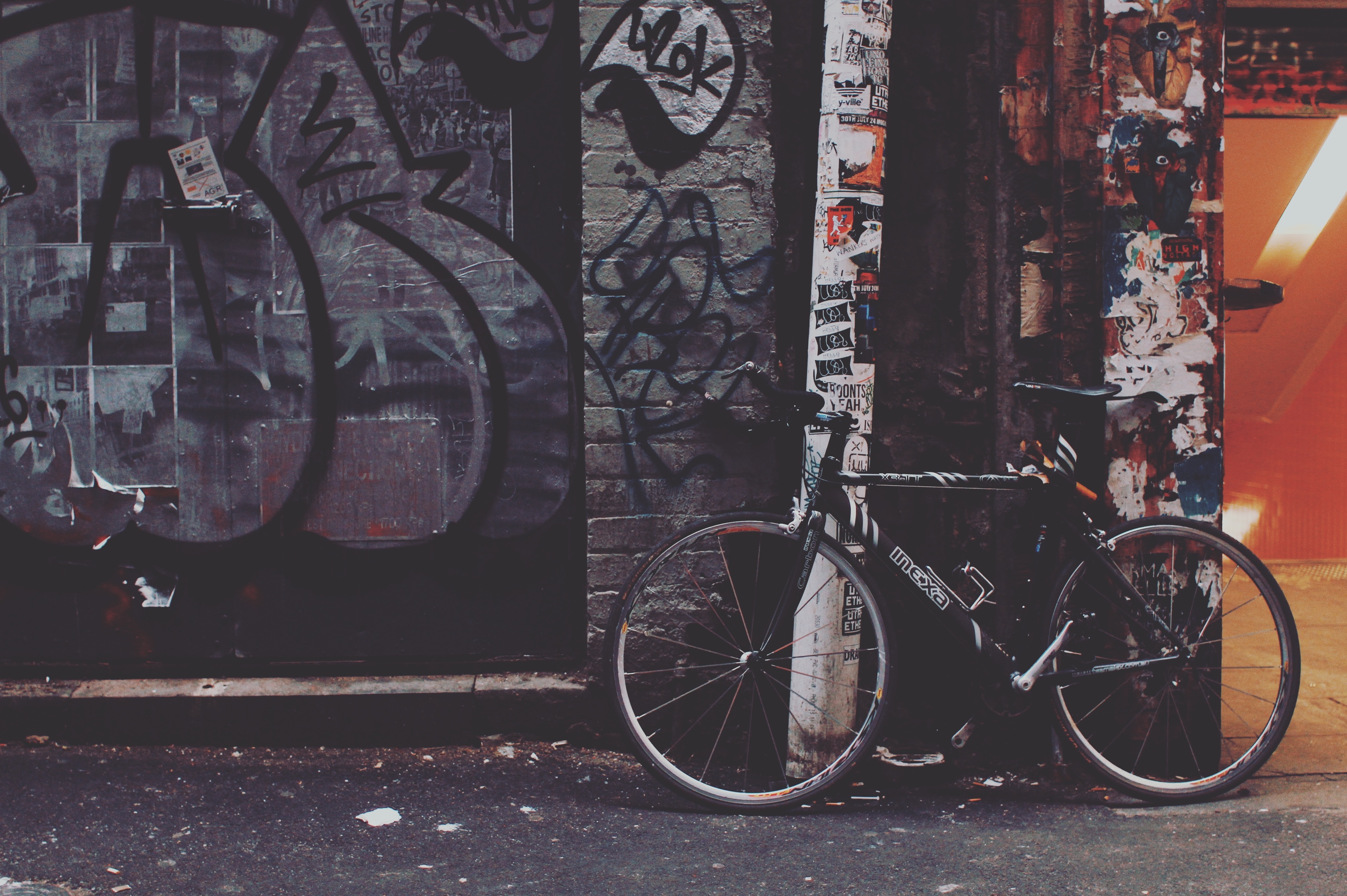 graffiti, miscellanea, miscellaneous, bicycle, courtyard, yard Phone Background