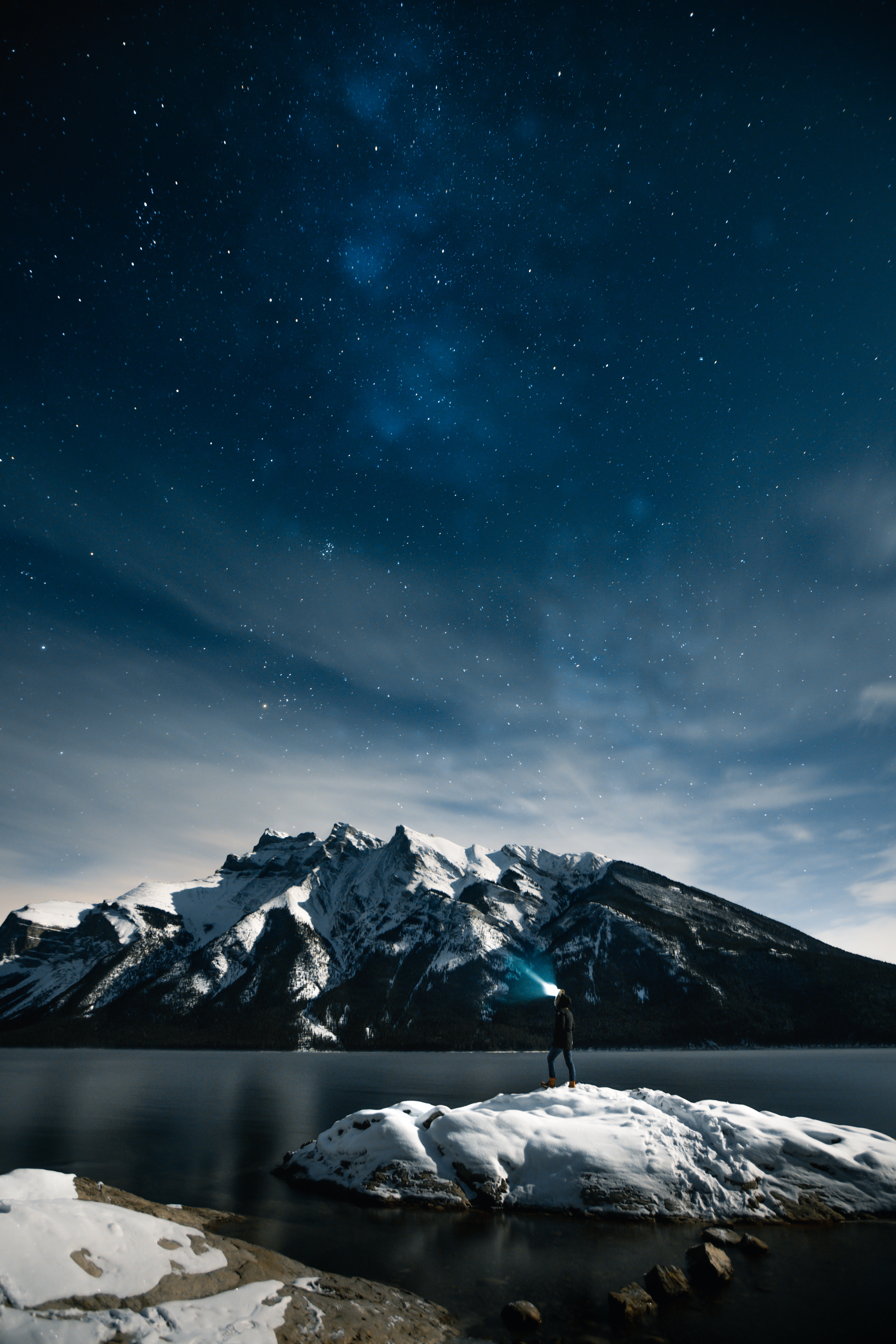 Descarga gratis la imagen Naturaleza, Noche, Nieve, Humano, Montañas, Lago, Persona en el escritorio de tu PC