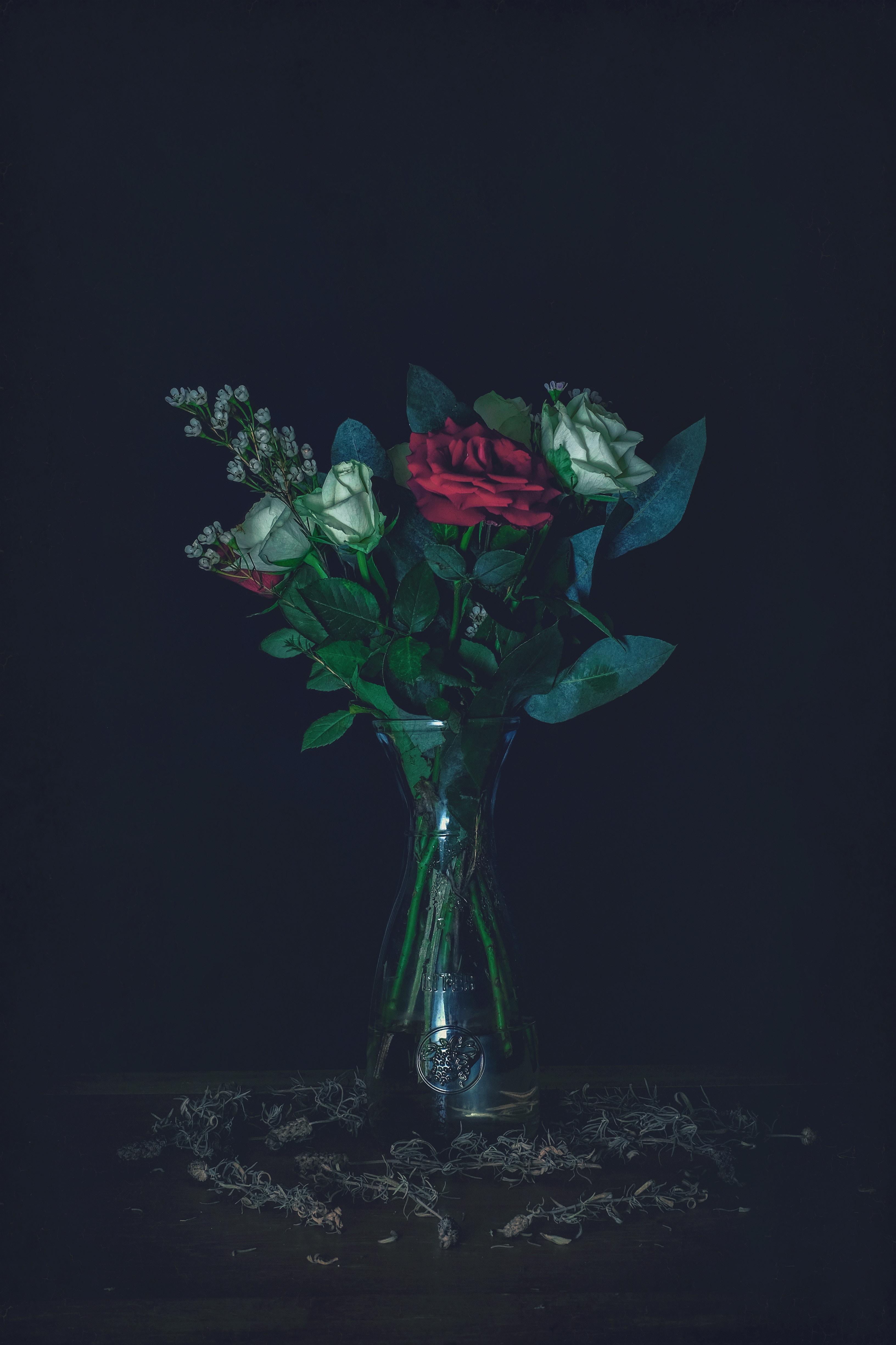 Download mobile wallpaper Bouquet, Vase, Dark, Roses for free.